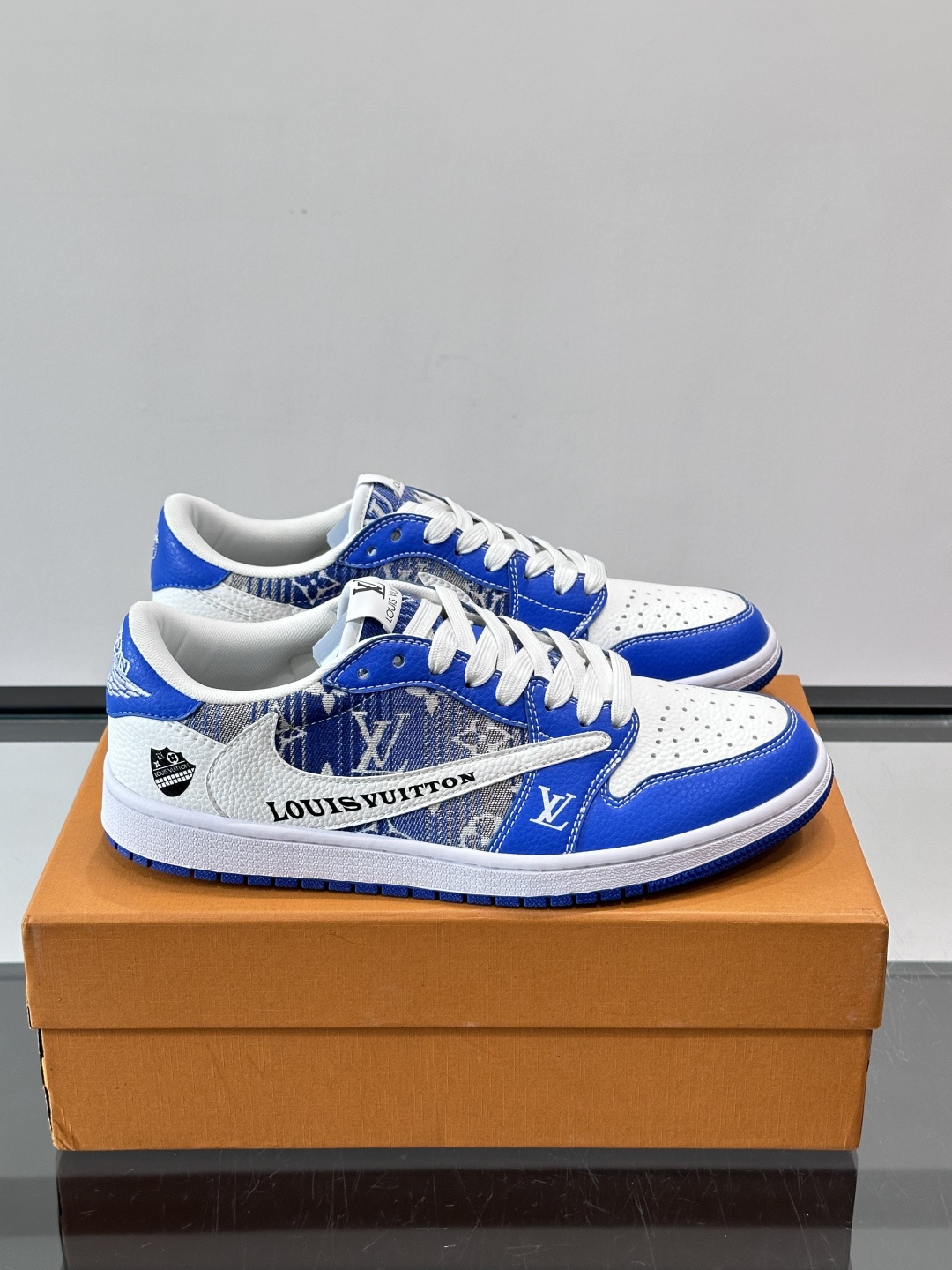 LV和Nike联名的Dunk Low，牛皮革+Monogram老花，辨识度超高！鞋侧有LV标志和Nike