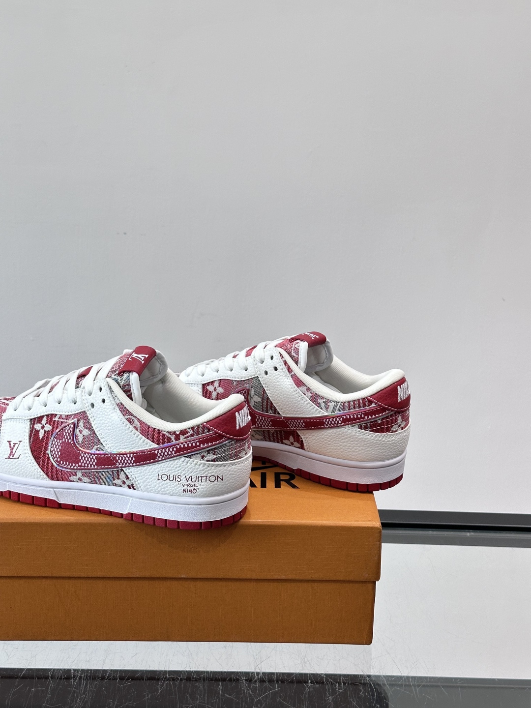 LV和Nike联名的Dunk Low，牛皮革+Monogram老花，辨识度超高！鞋侧有LV标志和Nike