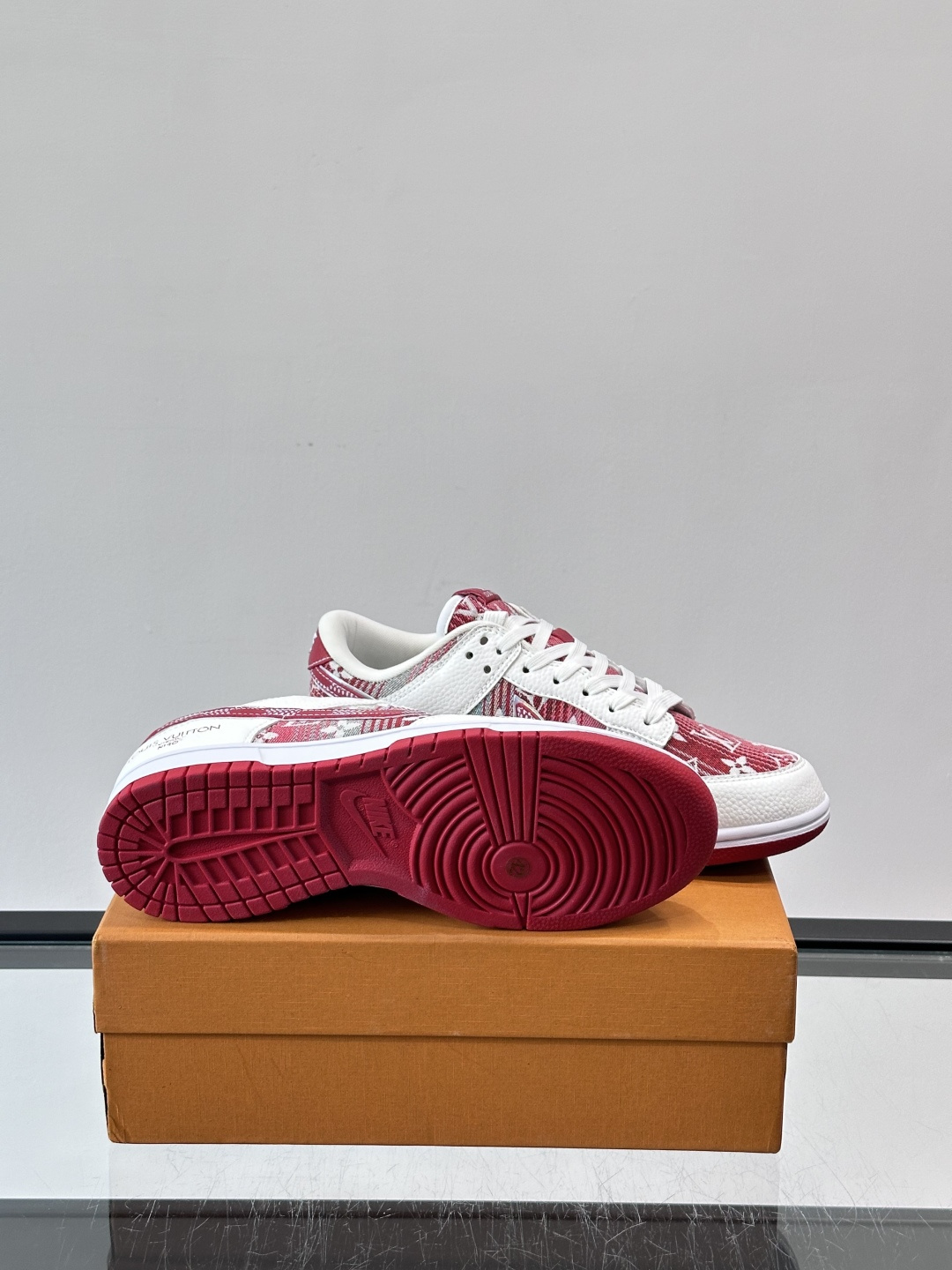 LV和Nike联名的Dunk Low，牛皮革+Monogram老花，辨识度超高！鞋侧有LV标志和Nike
