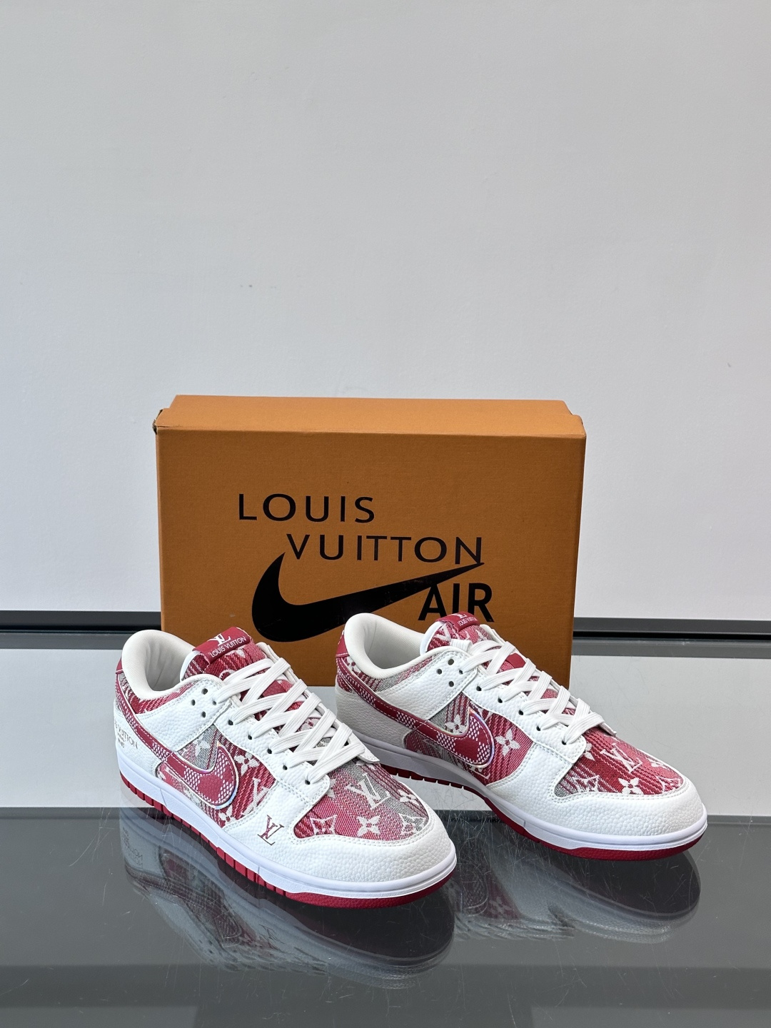 LV和Nike联名的Dunk Low，牛皮革+Monogram老花，辨识度超高！鞋侧有LV标志和Nike