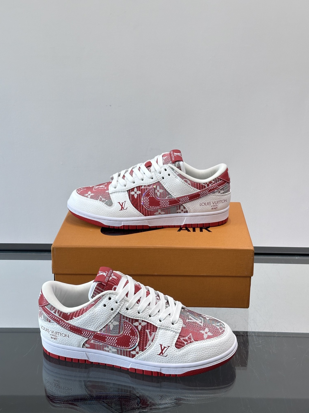 LV和Nike联名的Dunk Low，牛皮革+Monogram老花，辨识度超高！鞋侧有LV标志和Nike