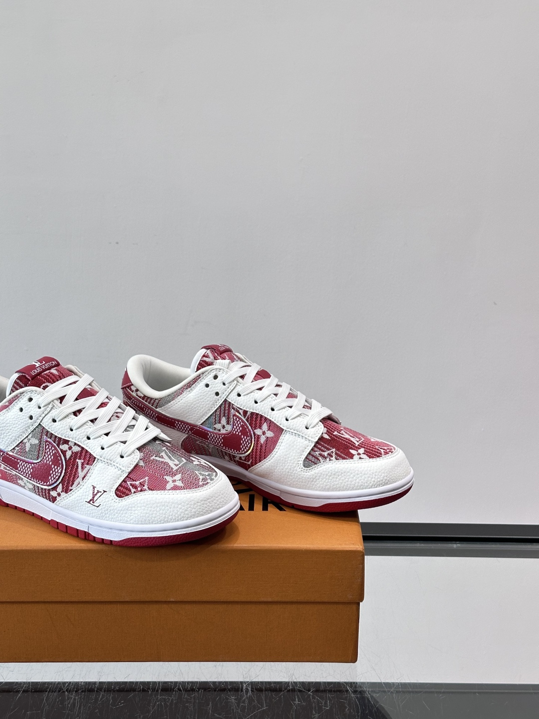 LV和Nike联名的Dunk Low，牛皮革+Monogram老花，辨识度超高！鞋侧有LV标志和Nike