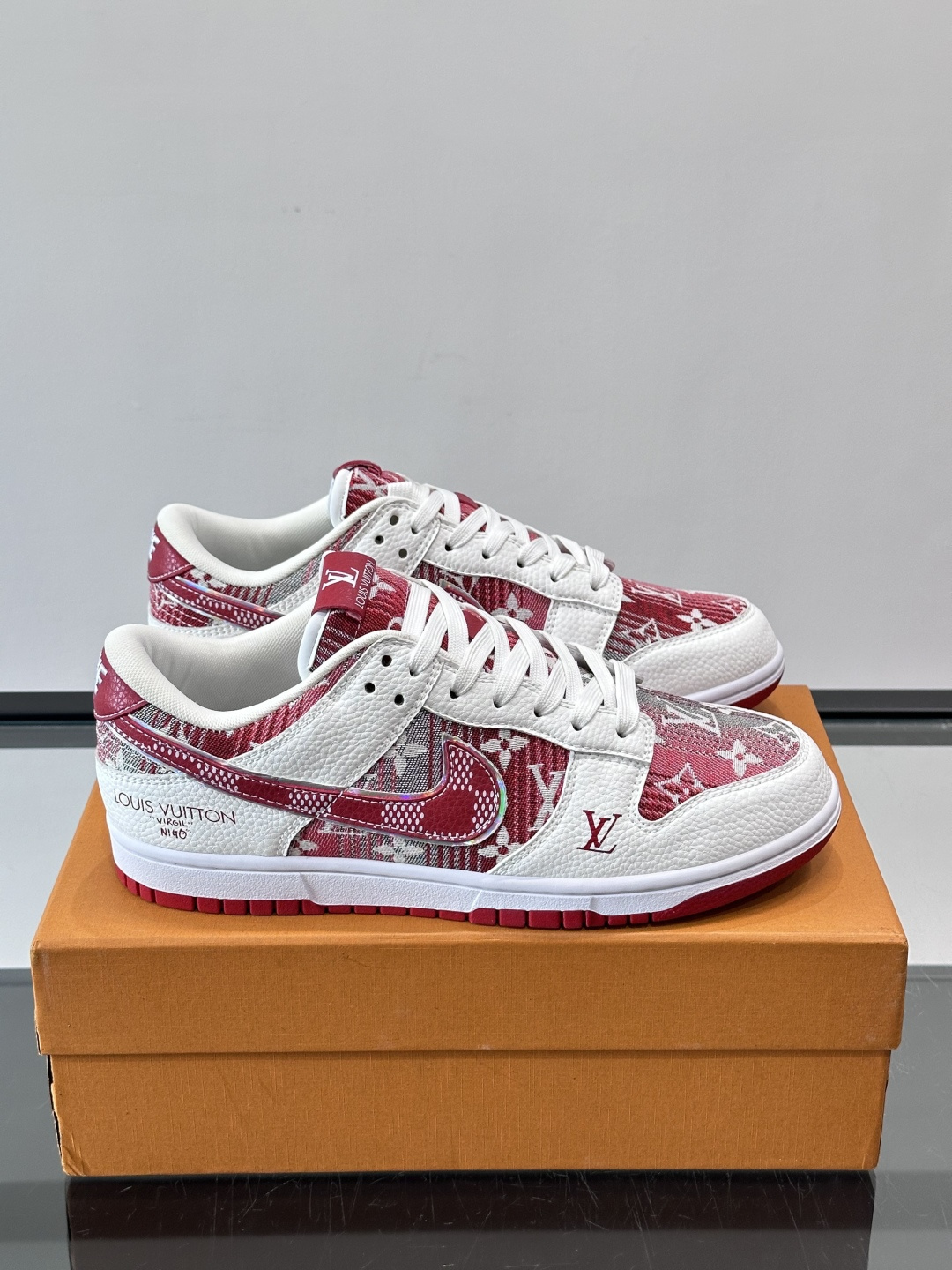LV和Nike联名的Dunk Low，牛皮革+Monogram老花，辨识度超高！鞋侧有LV标志和Nike