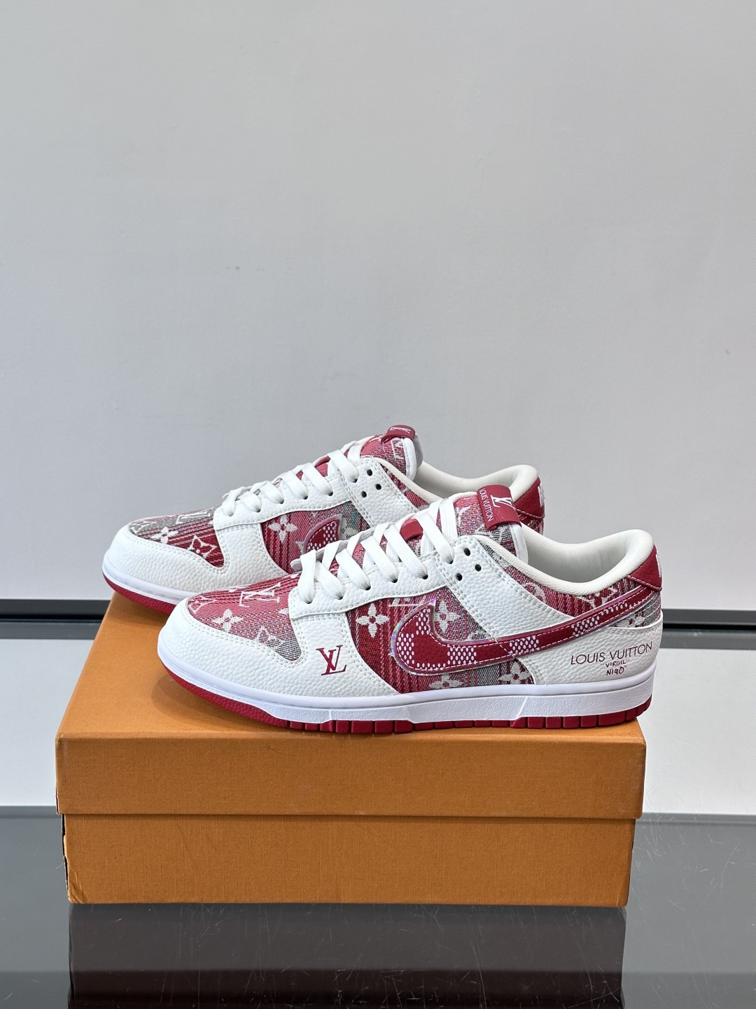 LV和Nike联名的Dunk Low，牛皮革+Monogram老花，辨识度超高！鞋侧有LV标志和Nike
