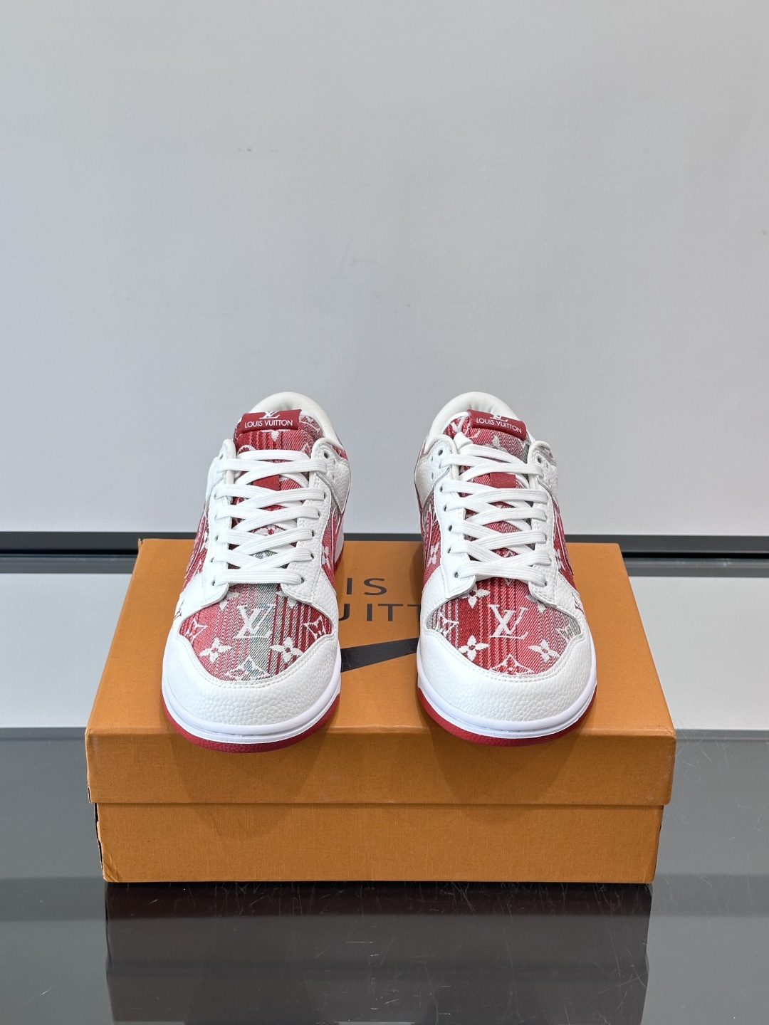 LV和Nike联名的Dunk Low，牛皮革+Monogram老花，辨识度超高！鞋侧有LV标志和Nike