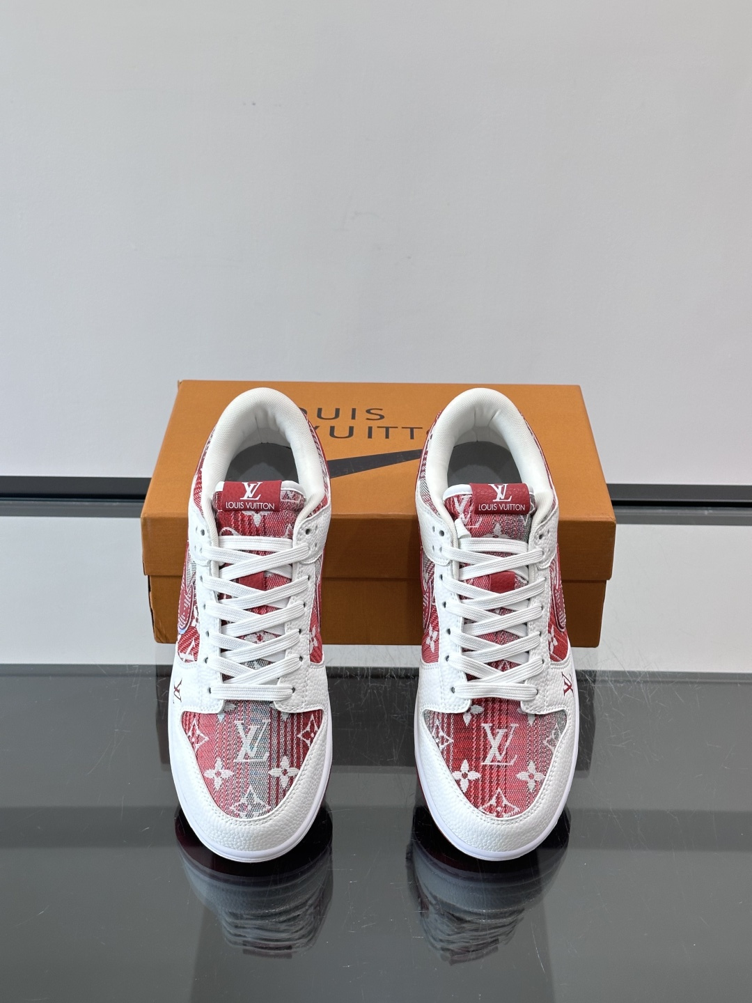 LV和Nike联名的Dunk Low，牛皮革+Monogram老花，辨识度超高！鞋侧有LV标志和Nike