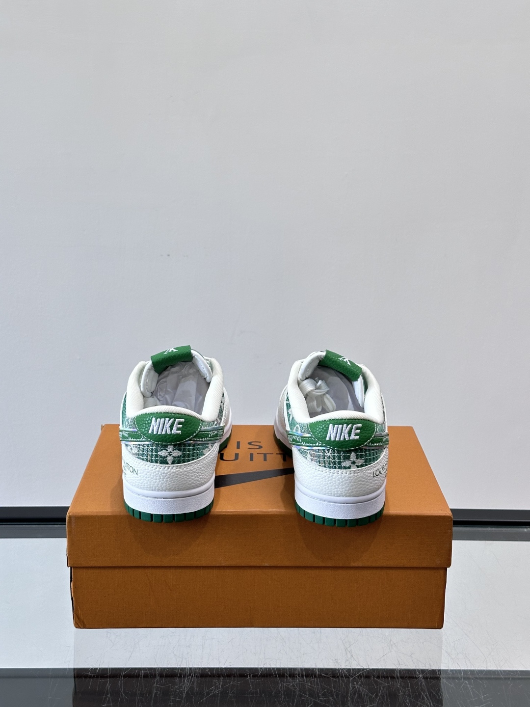 LV和Nike联名的Dunk Low，牛皮革+Monogram老花，辨识度超高！鞋侧有LV标志和Nike