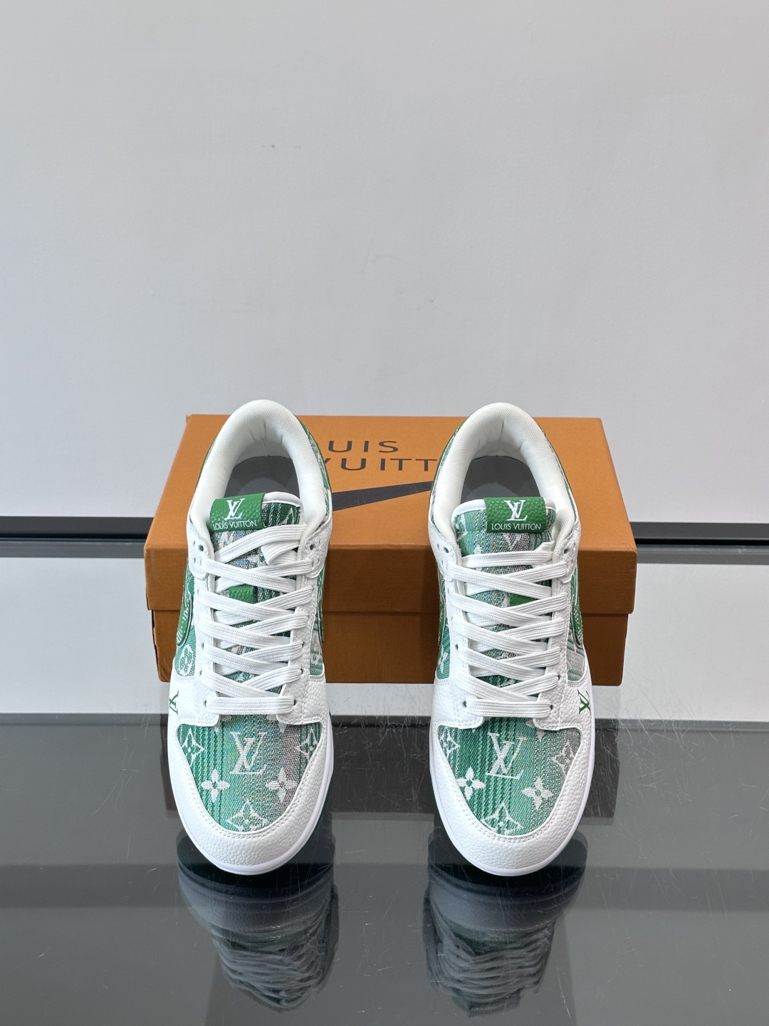 LV和Nike联名的Dunk Low，牛皮革+Monogram老花，辨识度超高！鞋侧有LV标志和Nike