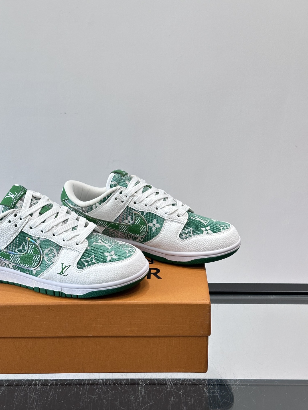 LV和Nike联名的Dunk Low，牛皮革+Monogram老花，辨识度超高！鞋侧有LV标志和Nike