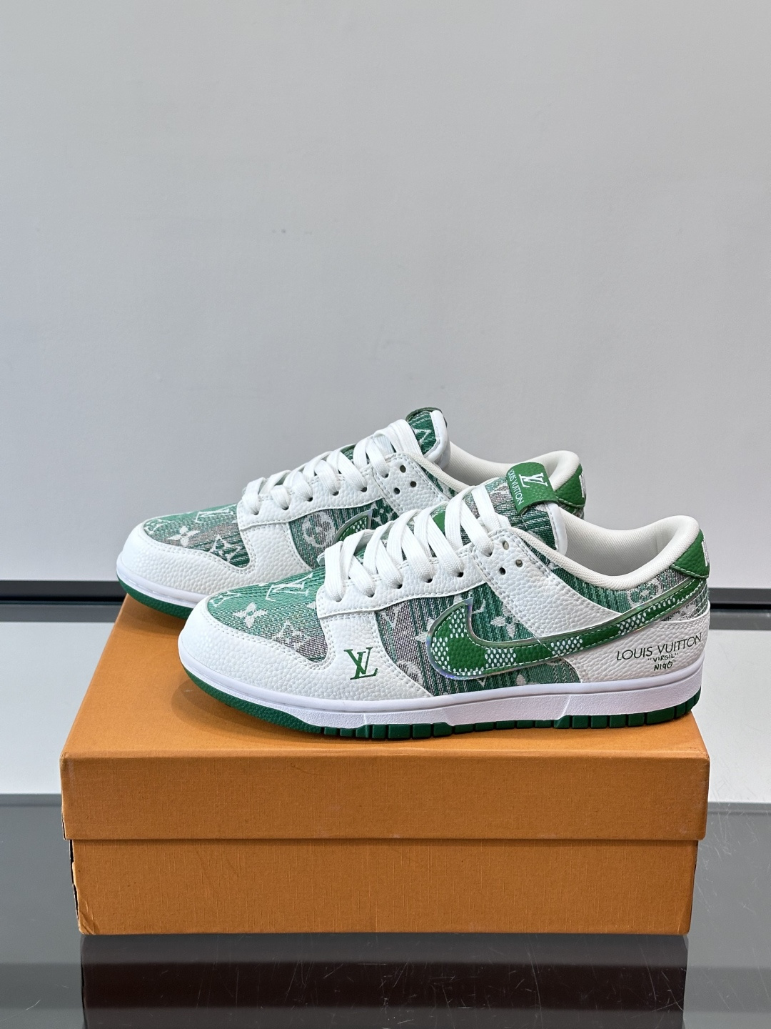 LV和Nike联名的Dunk Low，牛皮革+Monogram老花，辨识度超高！鞋侧有LV标志和Nike