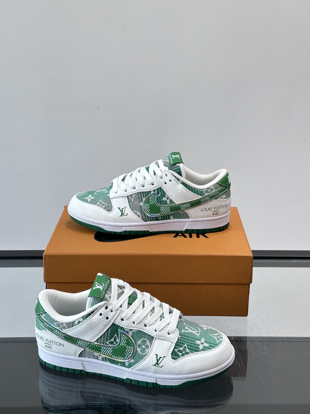 LV和Nike联名的Dunk Low，牛皮革+Monogram老花，辨识度超高！鞋侧有LV标志和Nike