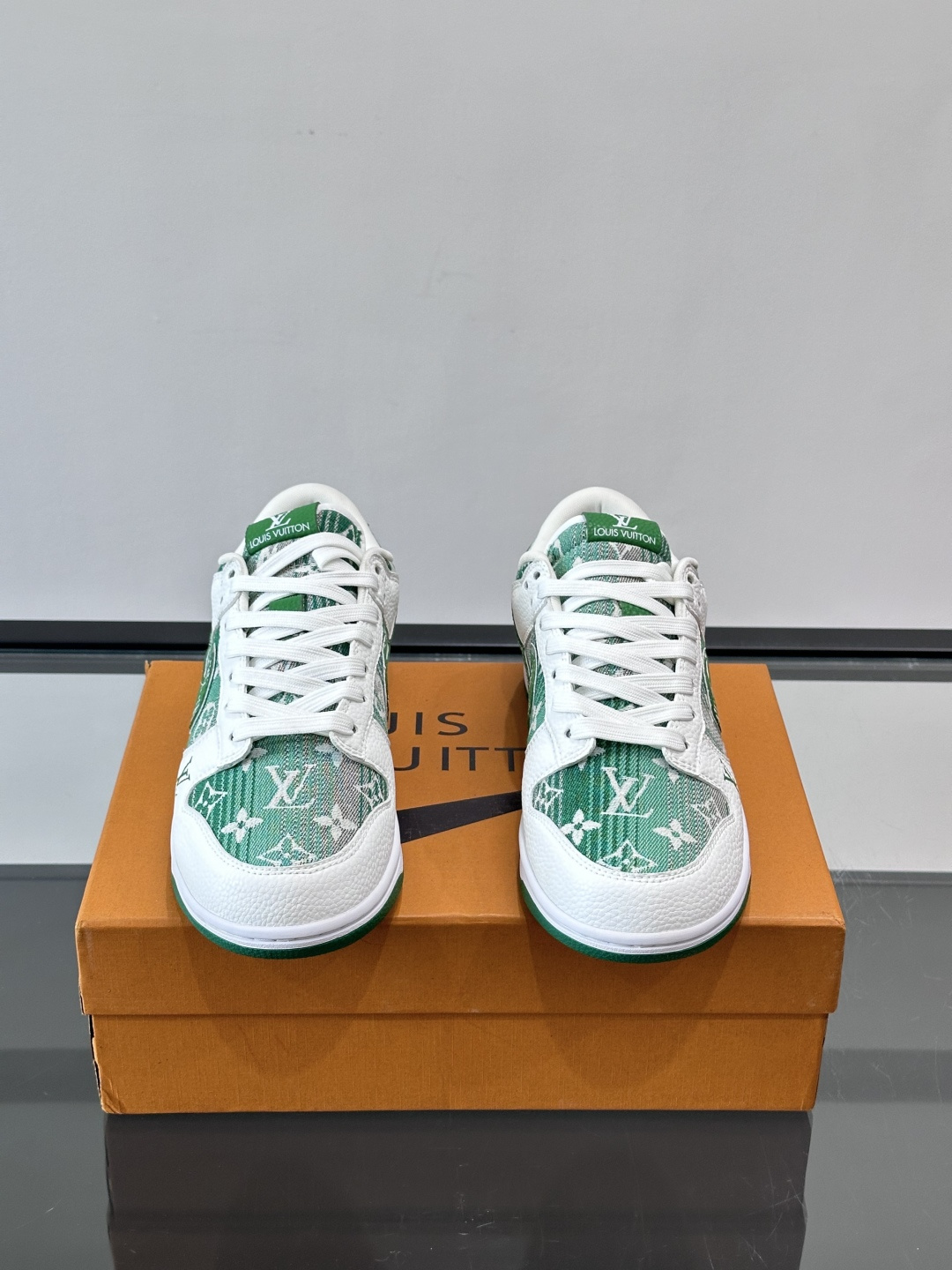 LV和Nike联名的Dunk Low，牛皮革+Monogram老花，辨识度超高！鞋侧有LV标志和Nike