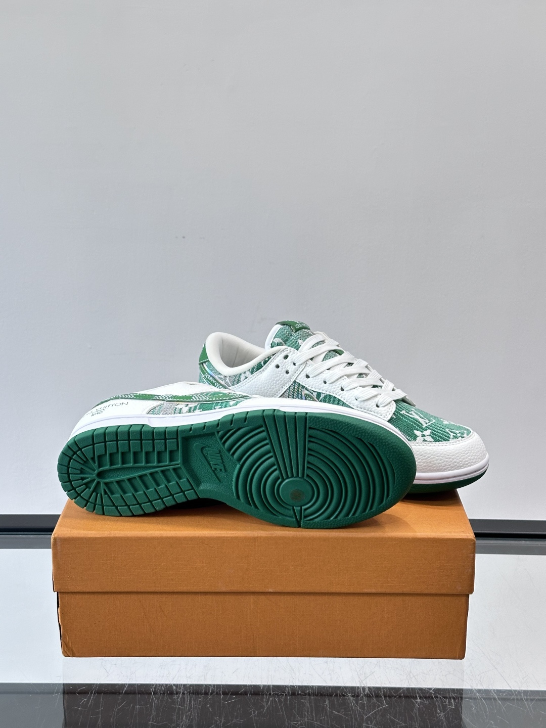 LV和Nike联名的Dunk Low，牛皮革+Monogram老花，辨识度超高！鞋侧有LV标志和Nike