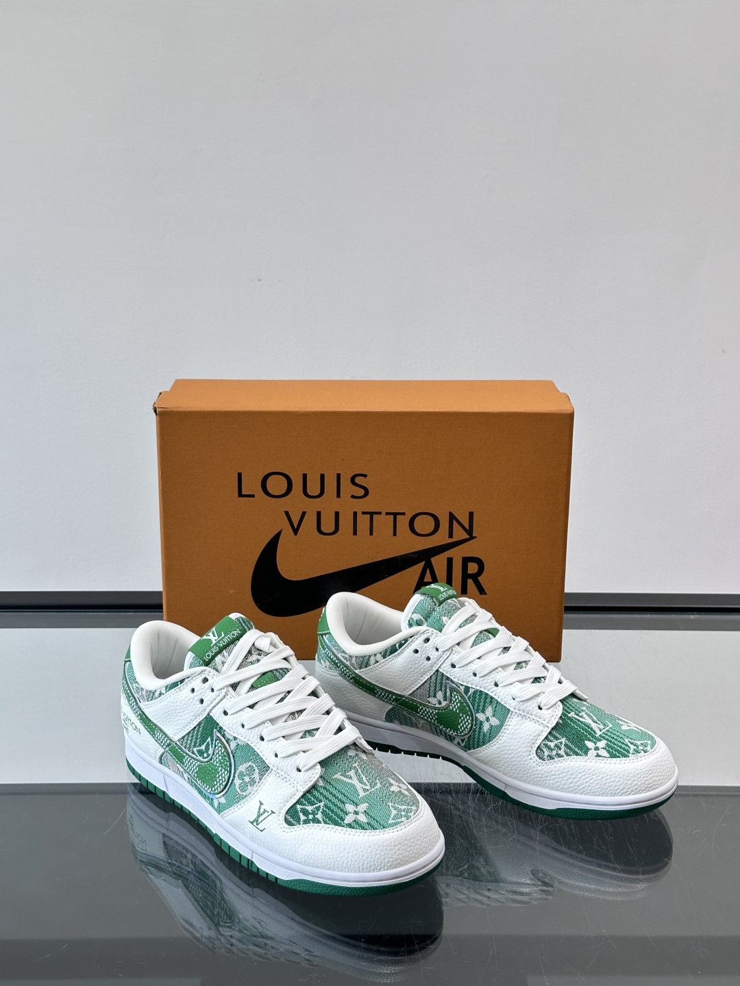 LV和Nike联名的Dunk Low，牛皮革+Monogram老花，辨识度超高！鞋侧有LV标志和Nike