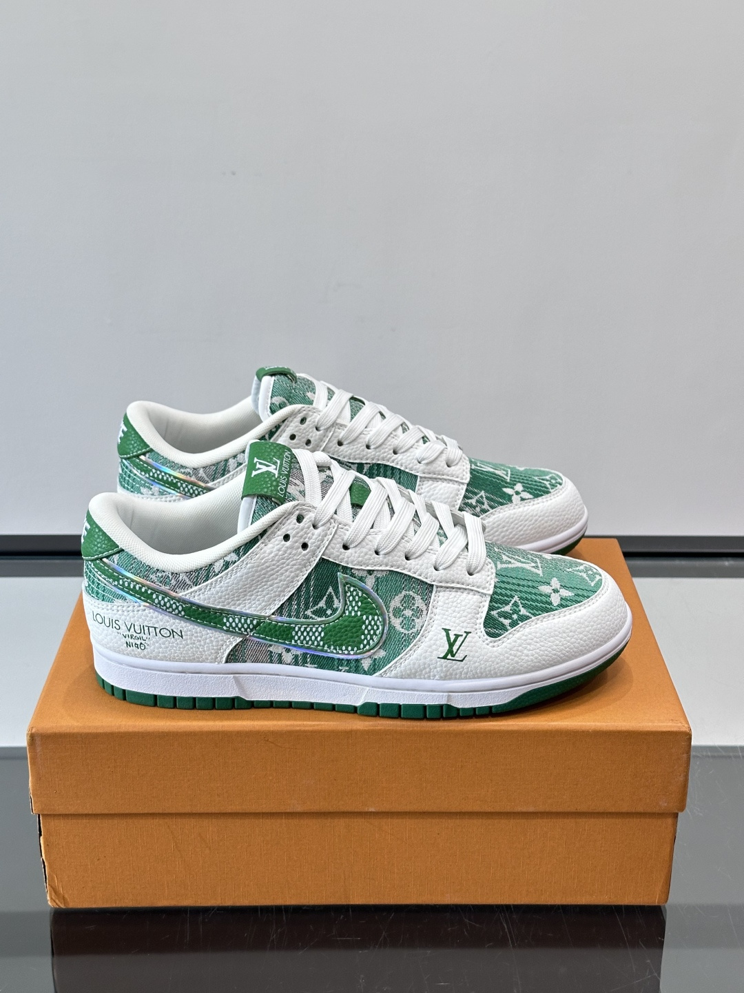 LV和Nike联名的Dunk Low，牛皮革+Monogram老花，辨识度超高！鞋侧有LV标志和Nike