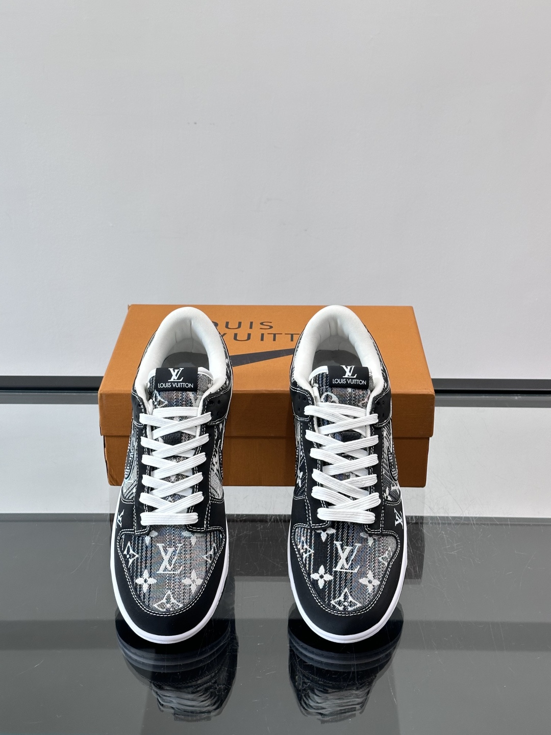 LV和Nike联名的Dunk Low，牛皮革+Monogram老花，辨识度超高！鞋侧有LV标志和Nike