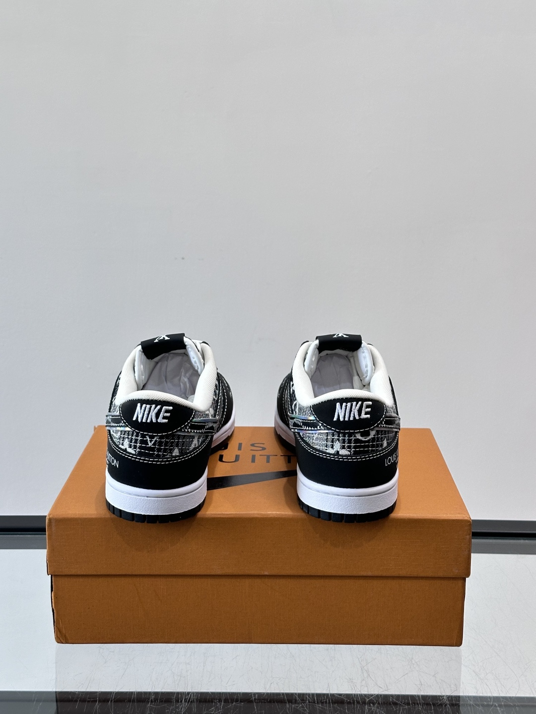 LV和Nike联名的Dunk Low，牛皮革+Monogram老花，辨识度超高！鞋侧有LV标志和Nike