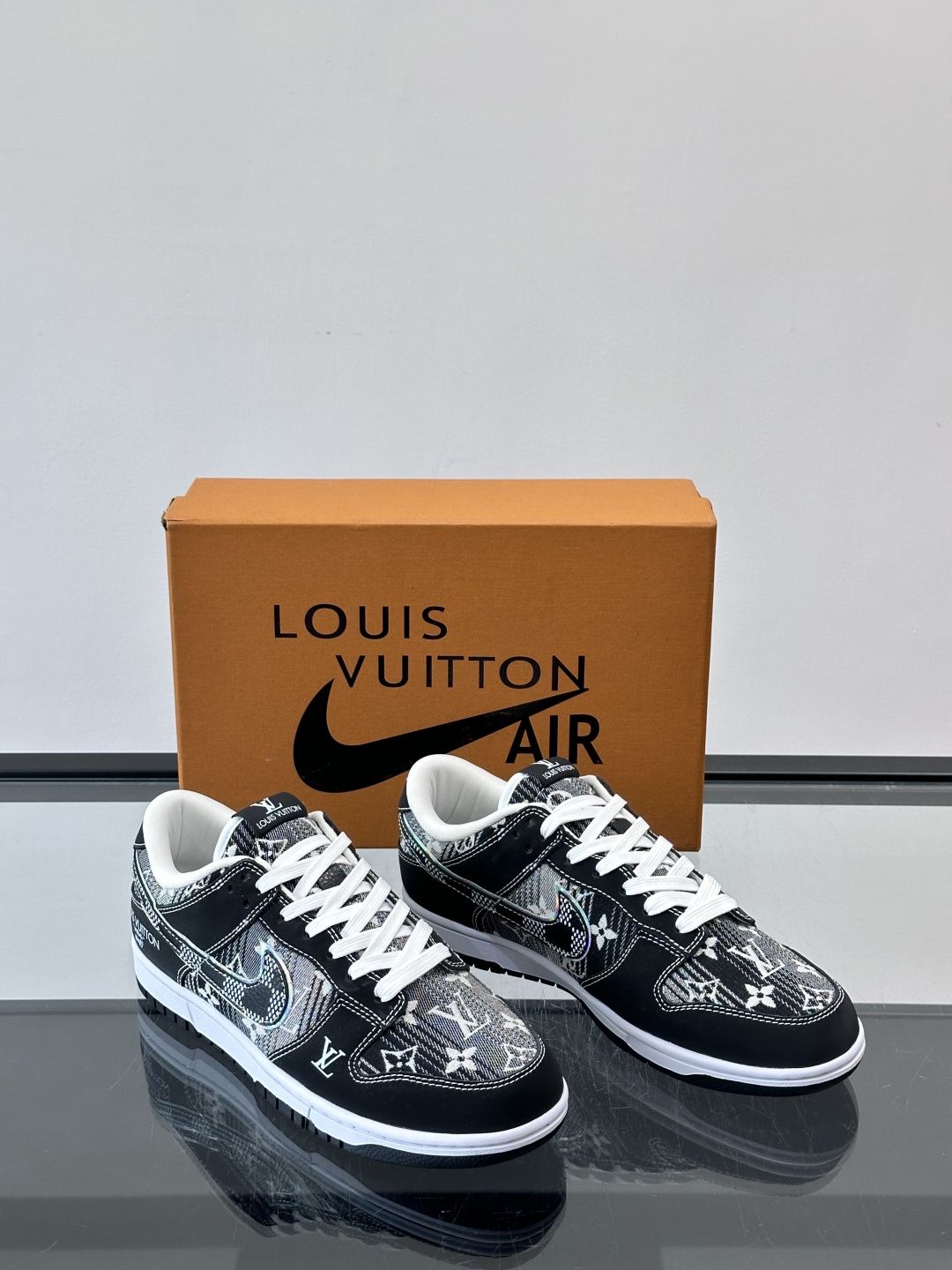 LV和Nike联名的Dunk Low，牛皮革+Monogram老花，辨识度超高！鞋侧有LV标志和Nike