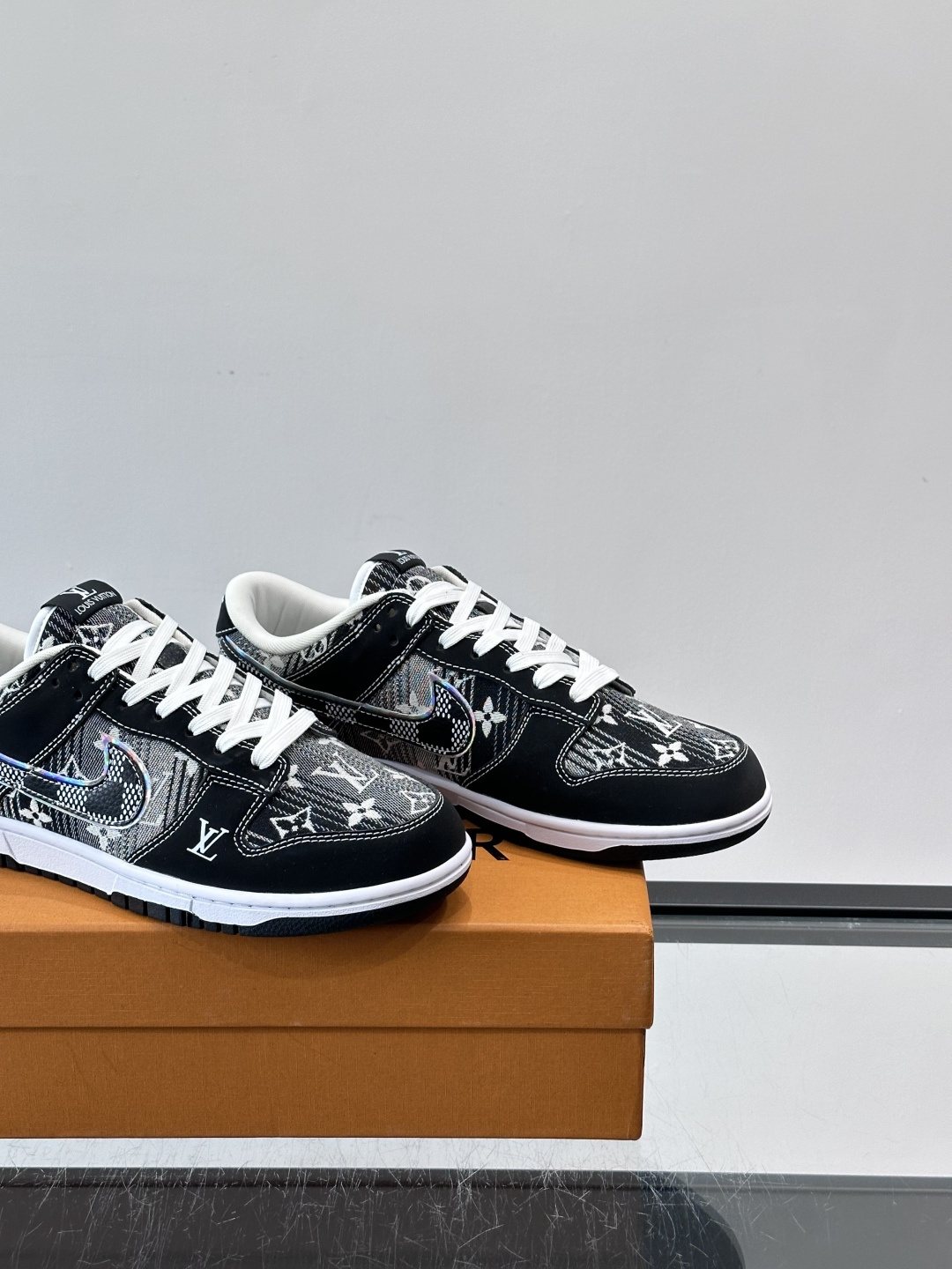 LV和Nike联名的Dunk Low，牛皮革+Monogram老花，辨识度超高！鞋侧有LV标志和Nike