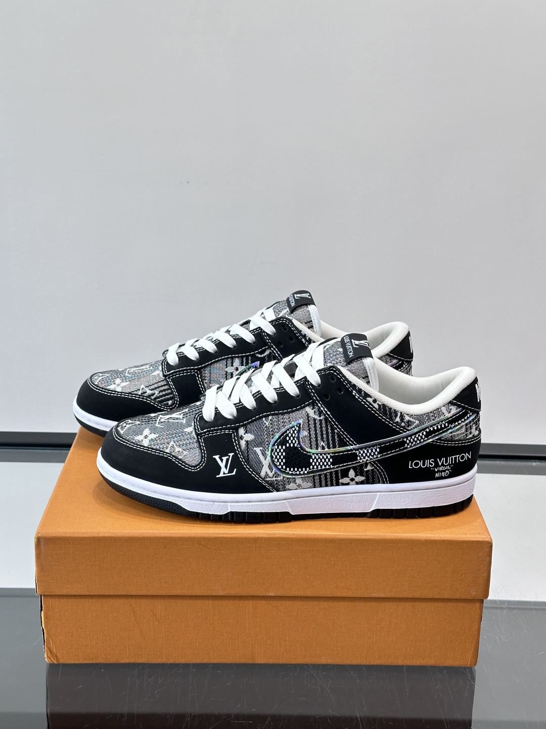 LV和Nike联名的Dunk Low，牛皮革+Monogram老花，辨识度超高！鞋侧有LV标志和Nike