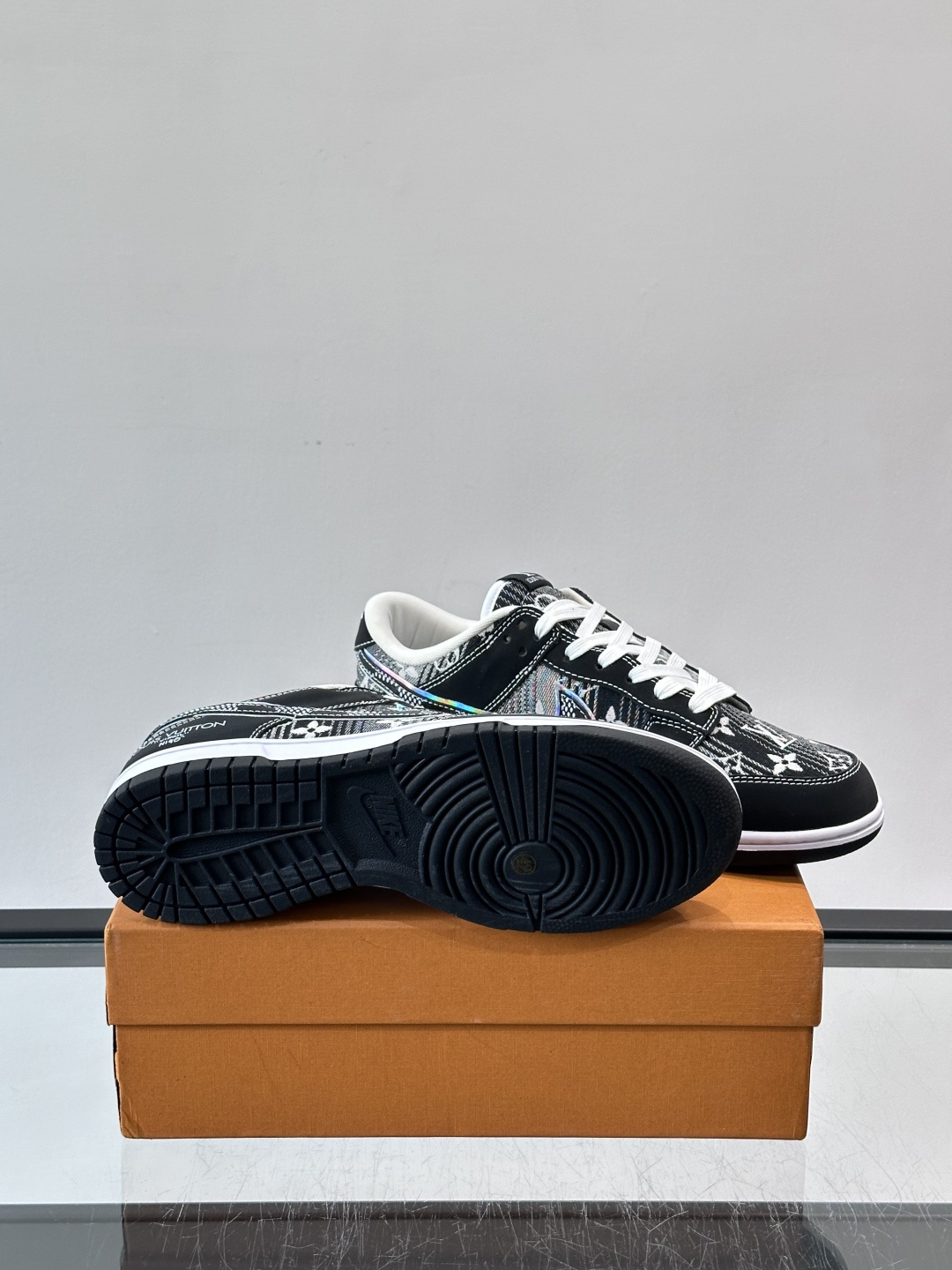 LV和Nike联名的Dunk Low，牛皮革+Monogram老花，辨识度超高！鞋侧有LV标志和Nike