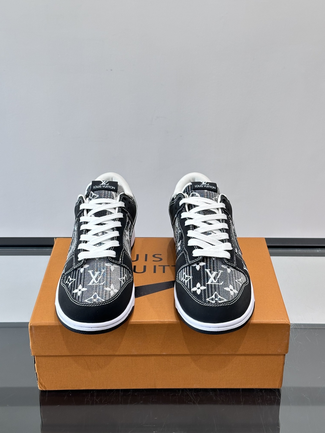 LV和Nike联名的Dunk Low，牛皮革+Monogram老花，辨识度超高！鞋侧有LV标志和Nike