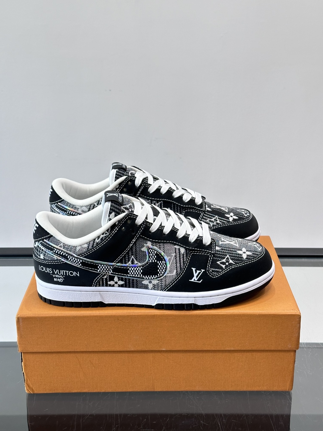 LV和Nike联名的Dunk Low，牛皮革+Monogram老花，辨识度超高！鞋侧有LV标志和Nike