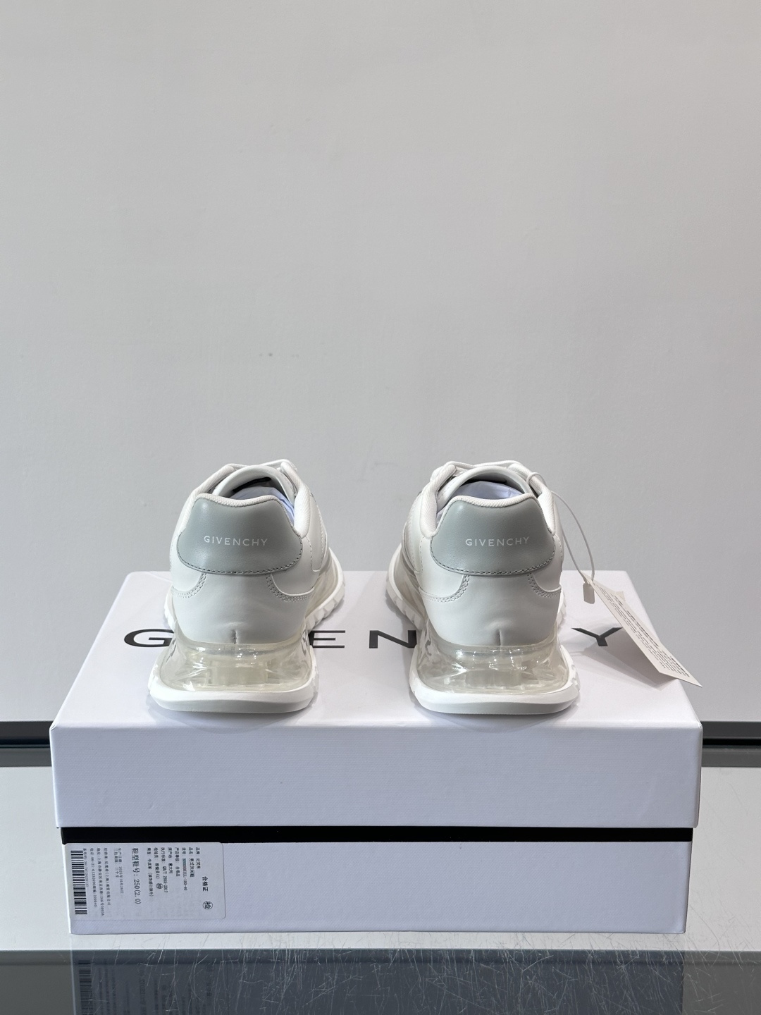 Givenchy 男士运动鞋​​👟纪梵希这款运动鞋，采用优质皮革+网布拼接，透气又有质感。透明气垫鞋底，