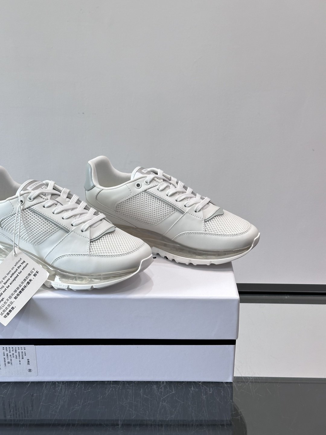 Givenchy 男士运动鞋​​👟纪梵希这款运动鞋，采用优质皮革+网布拼接，透气又有质感。透明气垫鞋底，