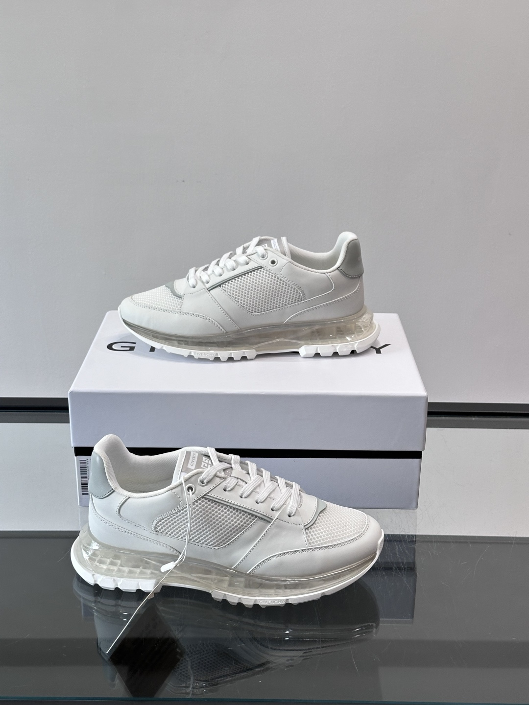 Givenchy 男士运动鞋​​👟纪梵希这款运动鞋，采用优质皮革+网布拼接，透气又有质感。透明气垫鞋底，