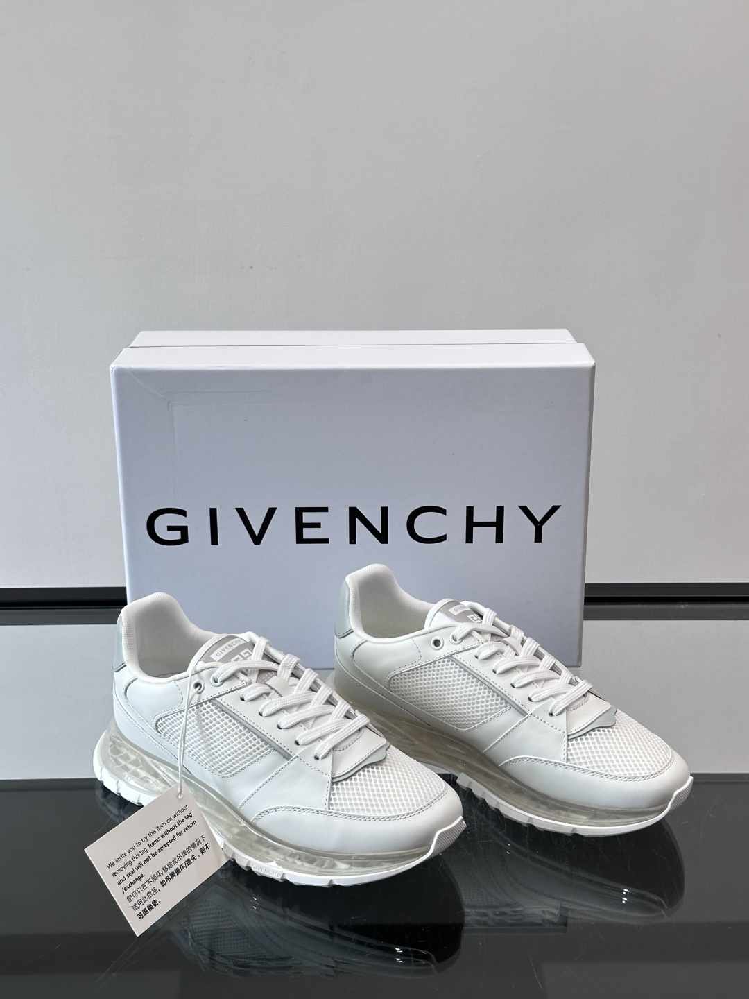 Givenchy 男士运动鞋​​👟纪梵希这款运动鞋，采用优质皮革+网布拼接，透气又有质感。透明气垫鞋底，
