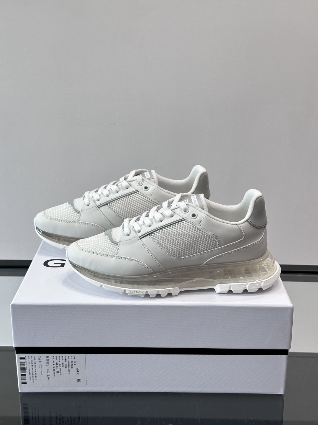Givenchy 男士运动鞋​​👟纪梵希这款运动鞋，采用优质皮革+网布拼接，透气又有质感。透明气垫鞋底，