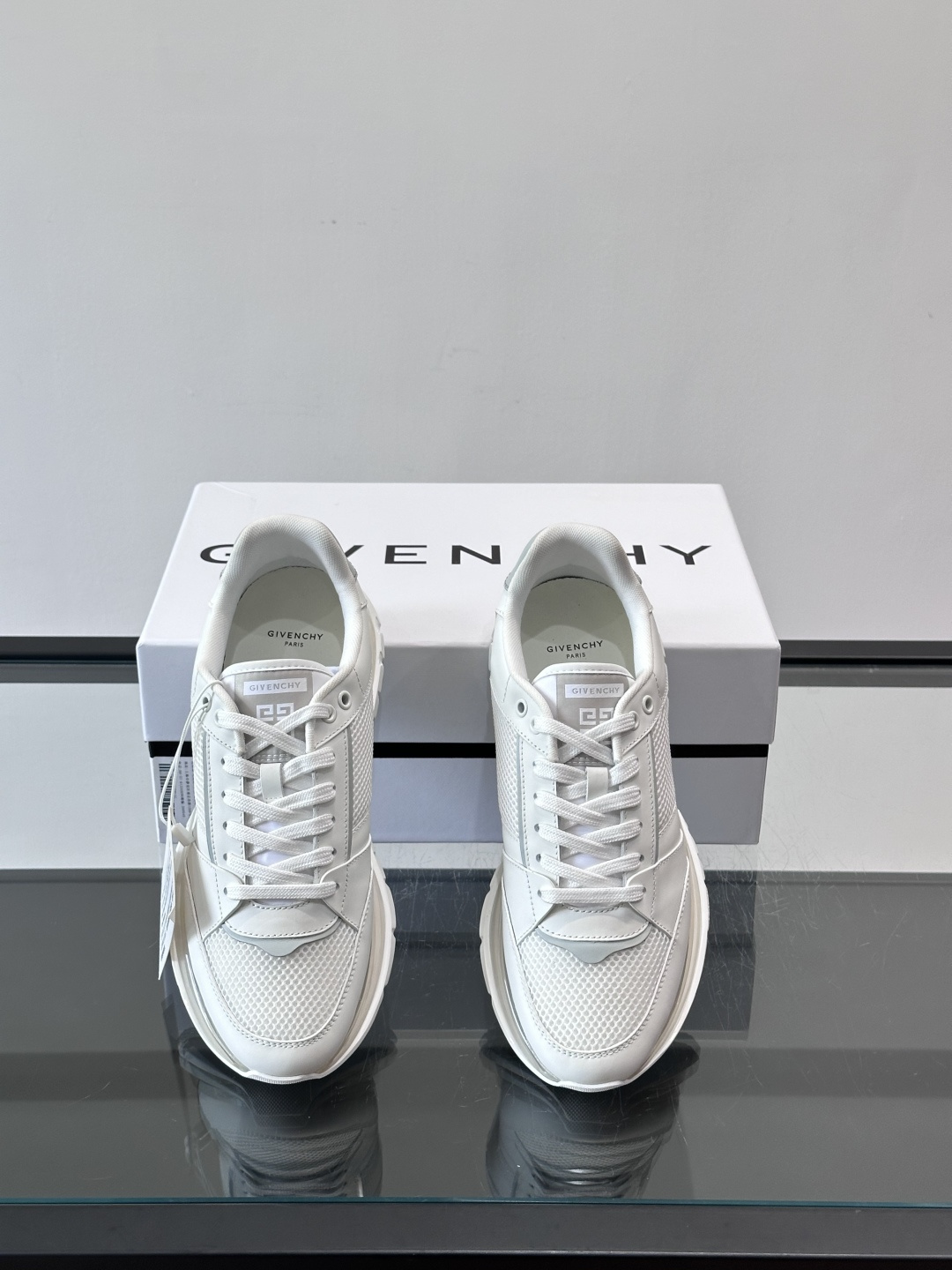 Givenchy 男士运动鞋​​👟纪梵希这款运动鞋，采用优质皮革+网布拼接，透气又有质感。透明气垫鞋底，