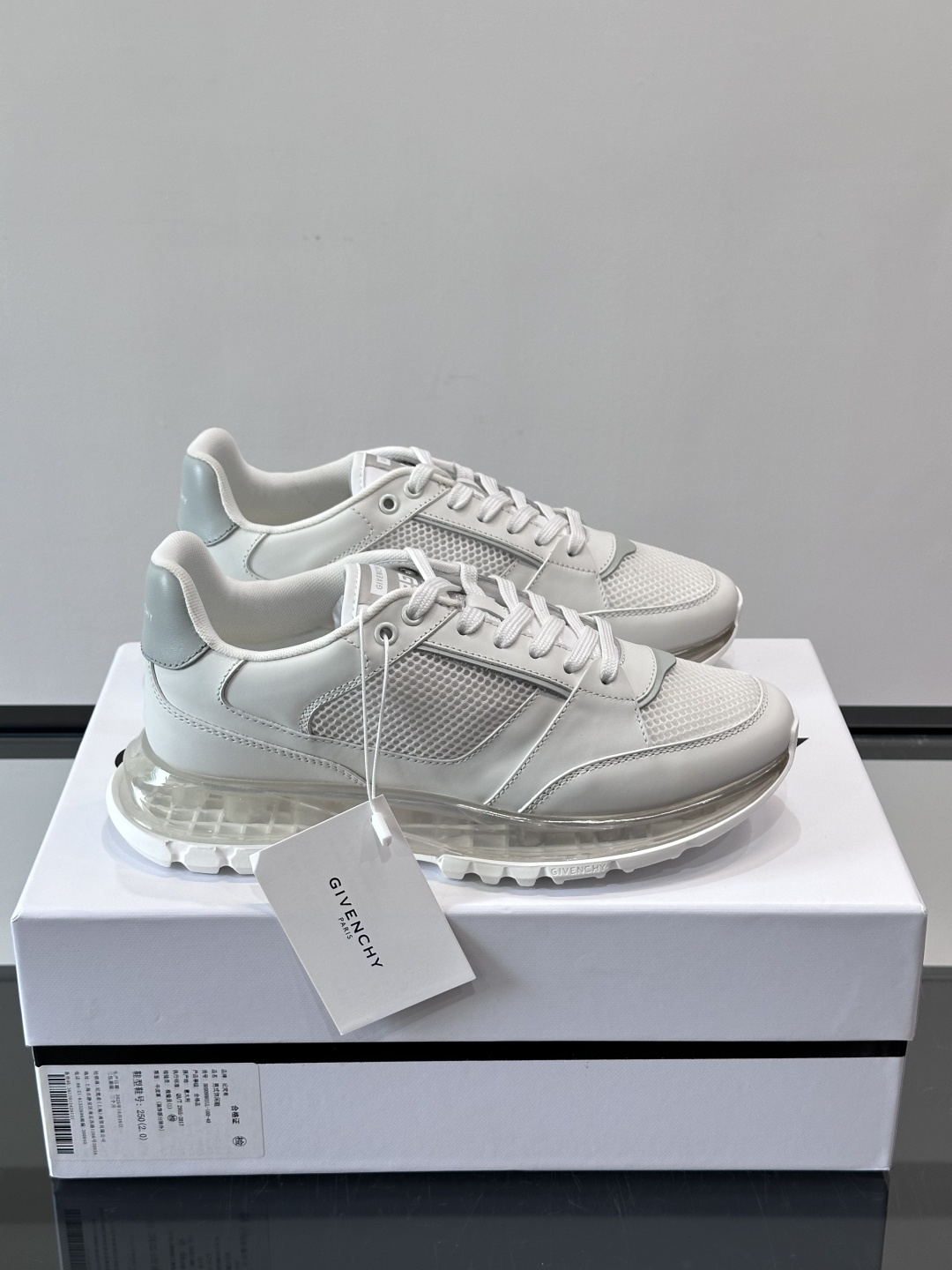 Givenchy 男士运动鞋​​👟纪梵希这款运动鞋，采用优质皮革+网布拼接，透气又有质感。透明气垫鞋底，