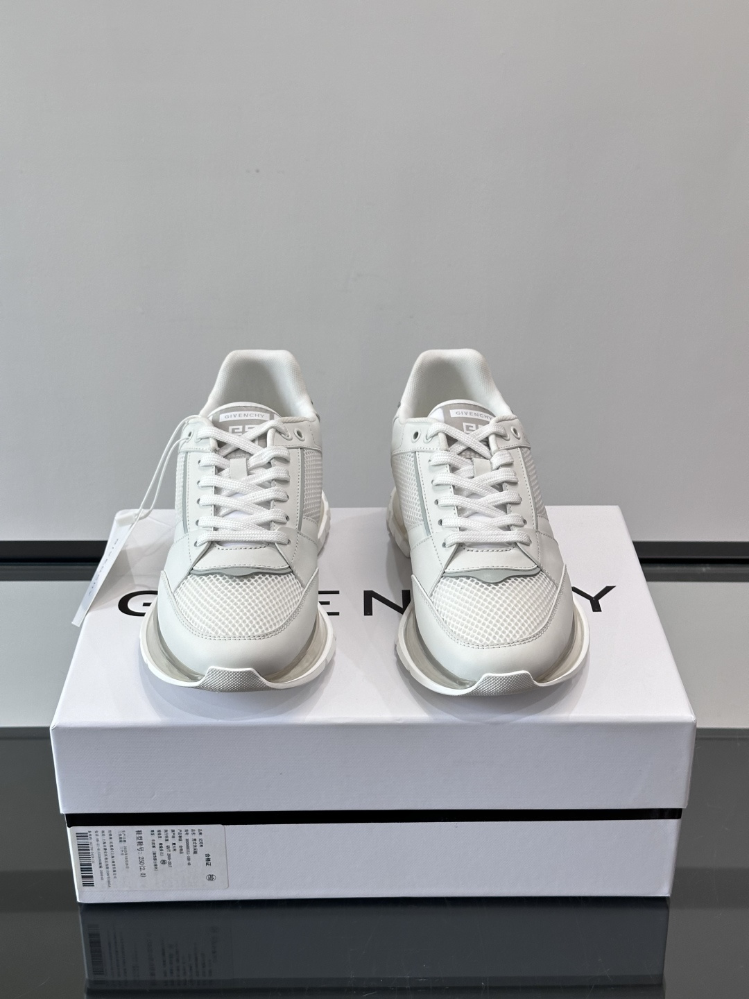 Givenchy 男士运动鞋​​👟纪梵希这款运动鞋，采用优质皮革+网布拼接，透气又有质感。透明气垫鞋底，