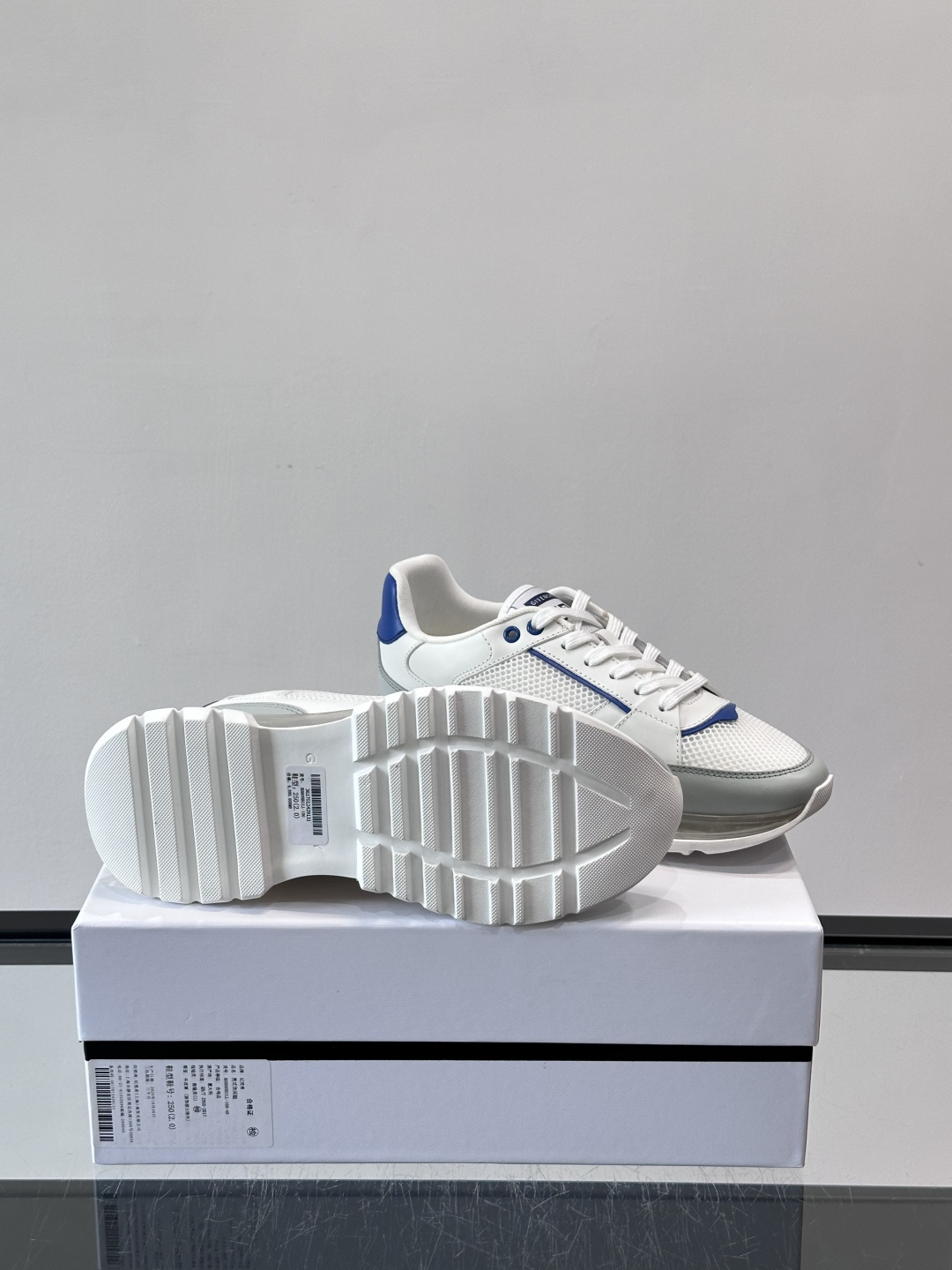 Givenchy 男士运动鞋​​👟纪梵希这款运动鞋，采用优质皮革+网布拼接，透气又有质感。透明气垫鞋底，