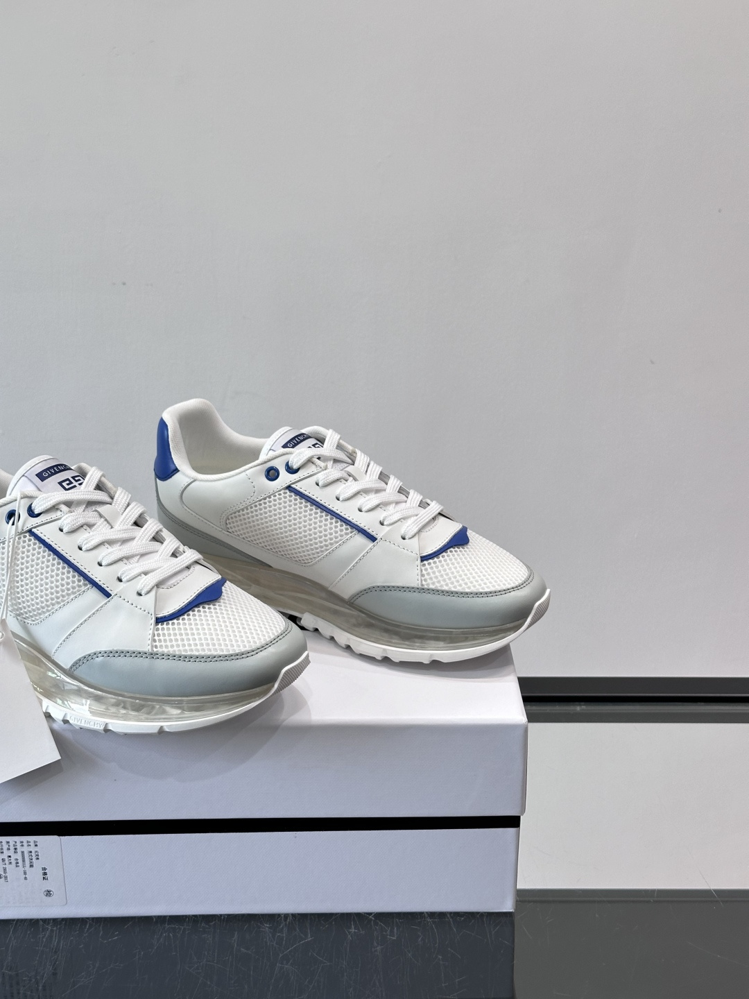 Givenchy 男士运动鞋​​👟纪梵希这款运动鞋，采用优质皮革+网布拼接，透气又有质感。透明气垫鞋底，
