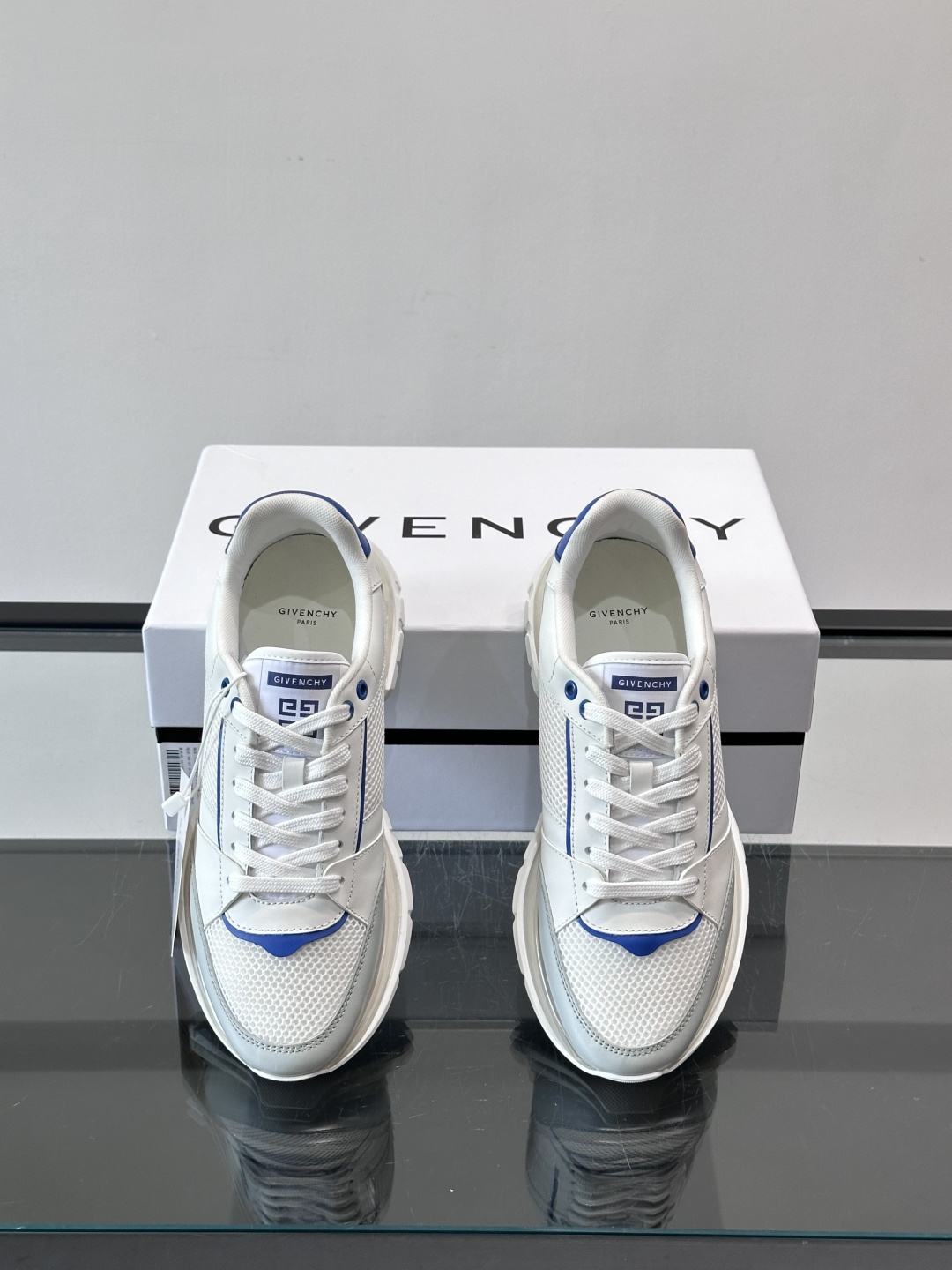 Givenchy 男士运动鞋​​👟纪梵希这款运动鞋，采用优质皮革+网布拼接，透气又有质感。透明气垫鞋底，