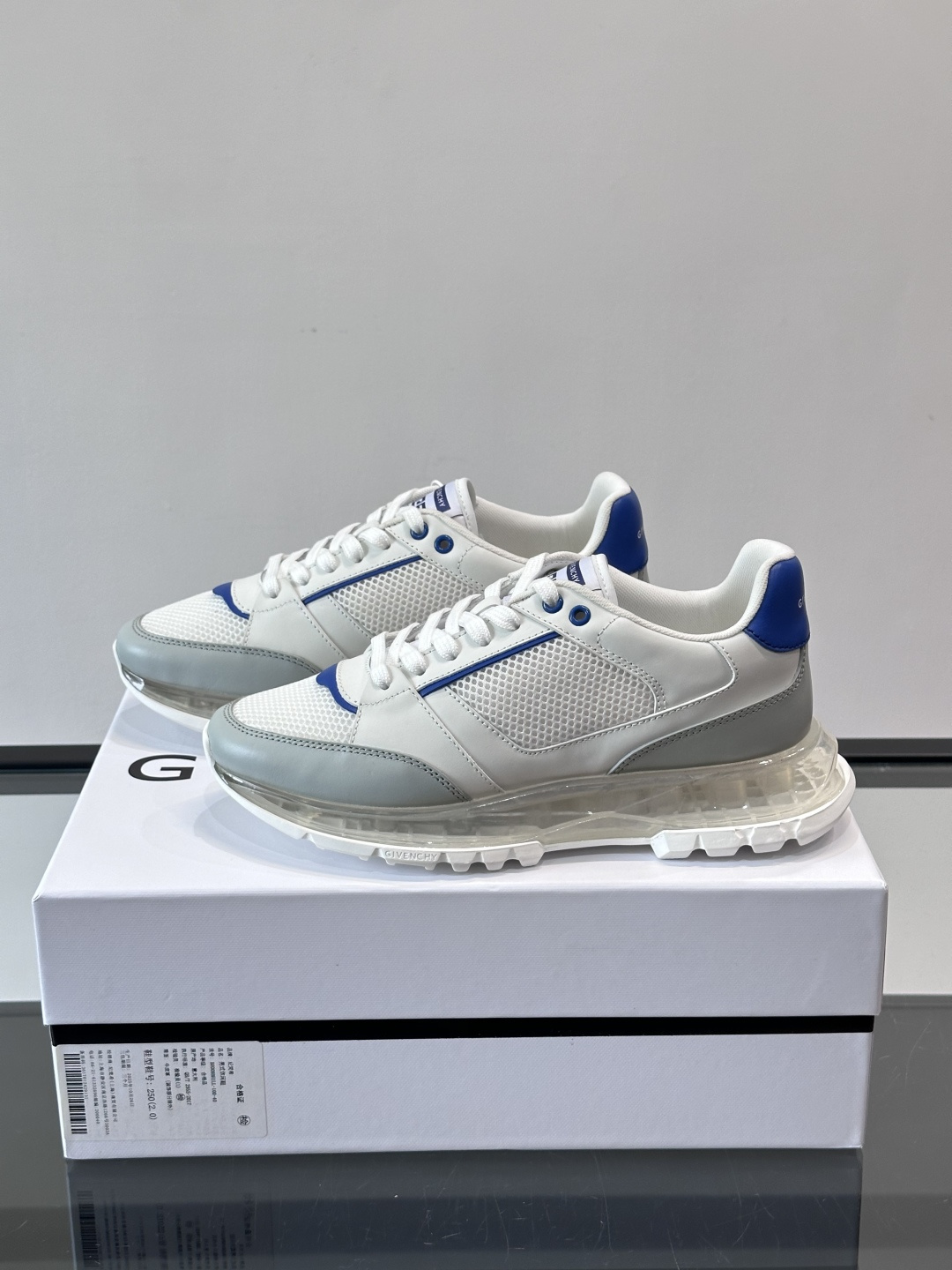 Givenchy 男士运动鞋​​👟纪梵希这款运动鞋，采用优质皮革+网布拼接，透气又有质感。透明气垫鞋底，