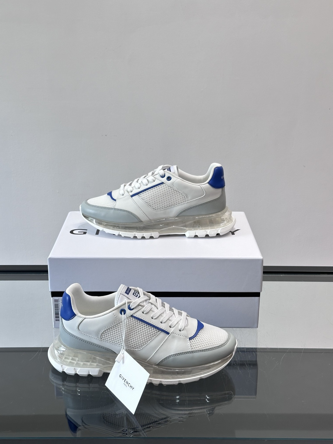 Givenchy 男士运动鞋​​👟纪梵希这款运动鞋，采用优质皮革+网布拼接，透气又有质感。透明气垫鞋底，