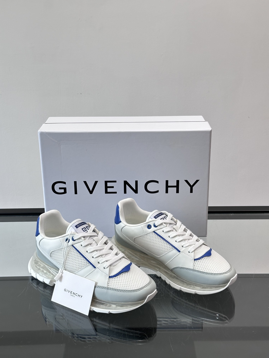 Givenchy 男士运动鞋​​👟纪梵希这款运动鞋，采用优质皮革+网布拼接，透气又有质感。透明气垫鞋底，