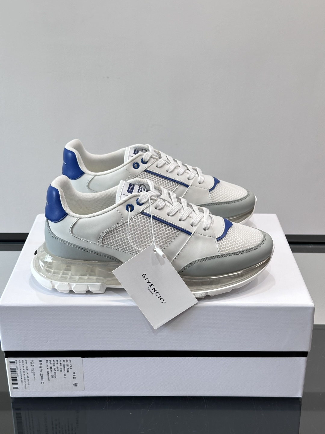 Givenchy 男士运动鞋​​👟纪梵希这款运动鞋，采用优质皮革+网布拼接，透气又有质感。透明气垫鞋底，