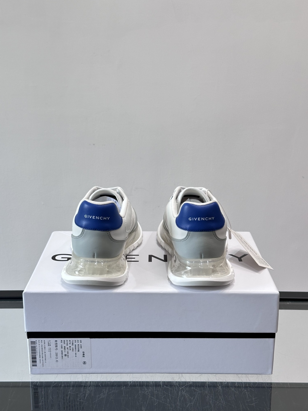 Givenchy 男士运动鞋​​👟纪梵希这款运动鞋，采用优质皮革+网布拼接，透气又有质感。透明气垫鞋底，