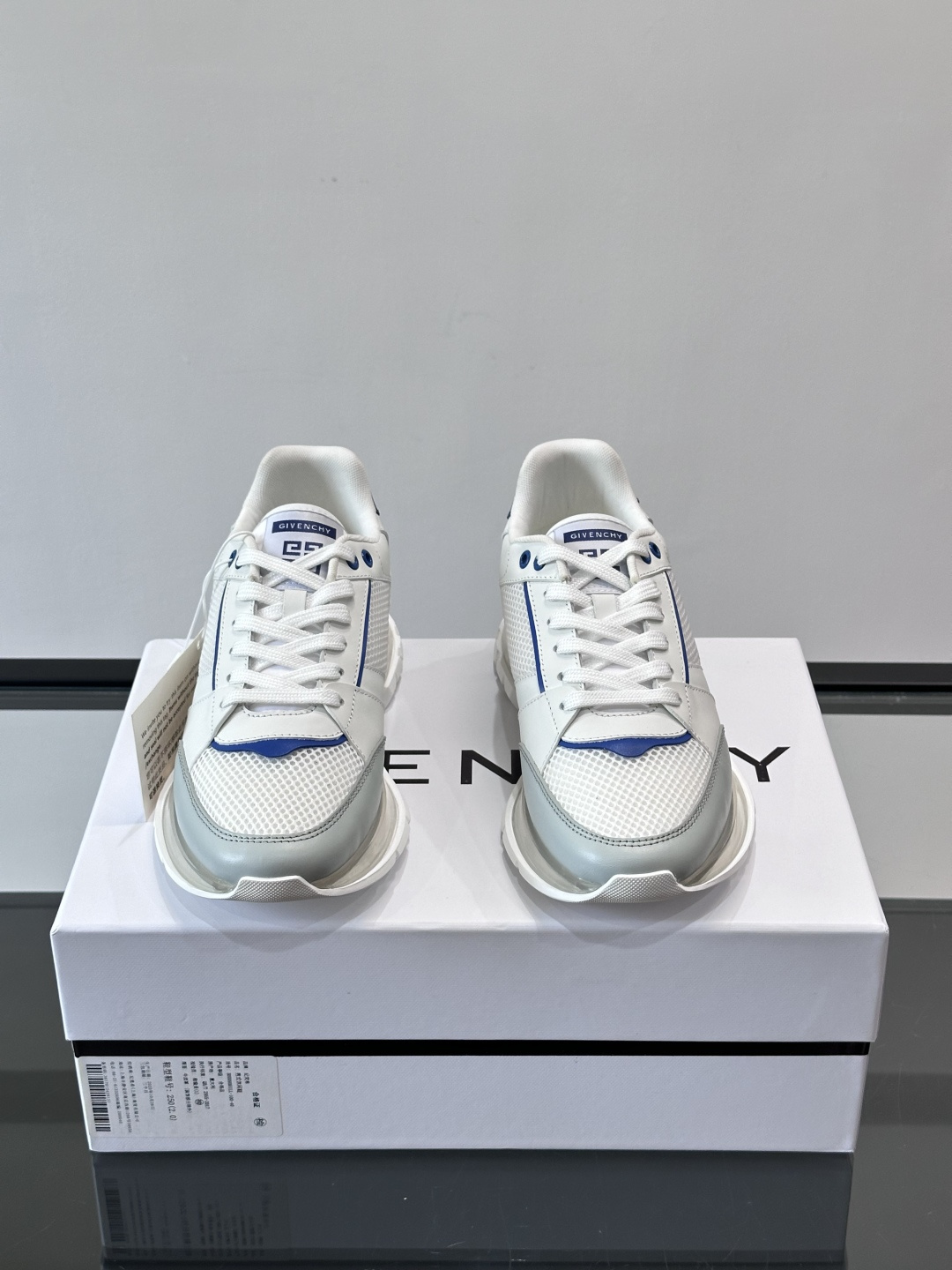 Givenchy 男士运动鞋​​👟纪梵希这款运动鞋，采用优质皮革+网布拼接，透气又有质感。透明气垫鞋底，