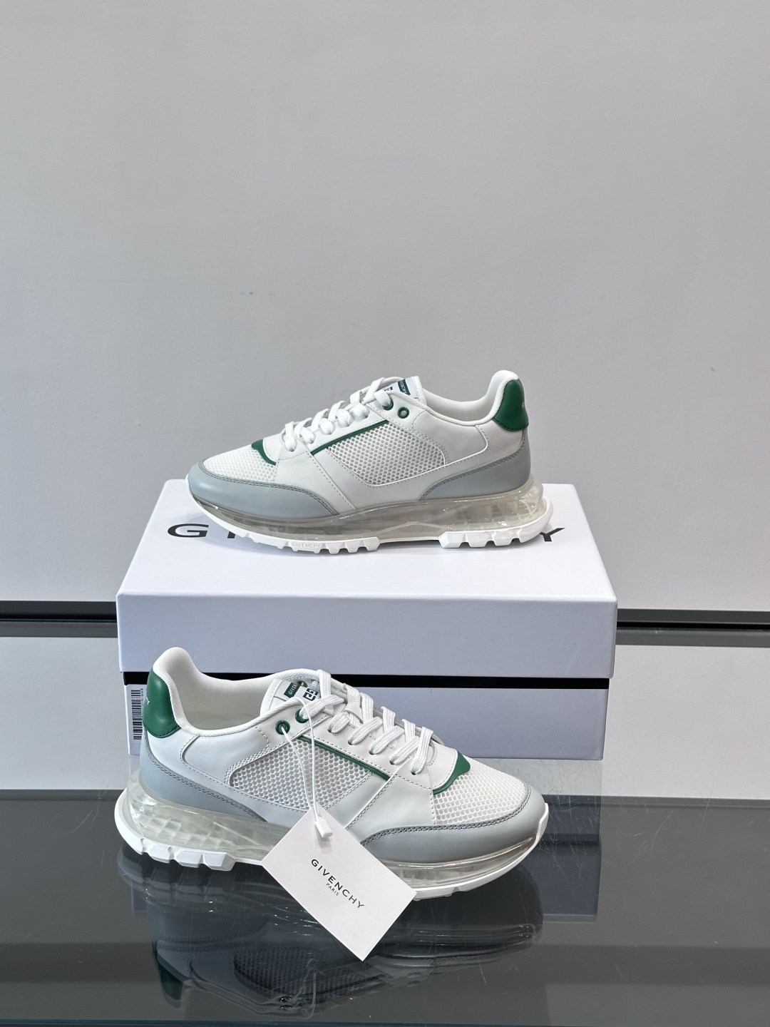 Givenchy 男士运动鞋​​👟纪梵希这款运动鞋，采用优质皮革+网布拼接，透气又有质感。透明气垫鞋底，