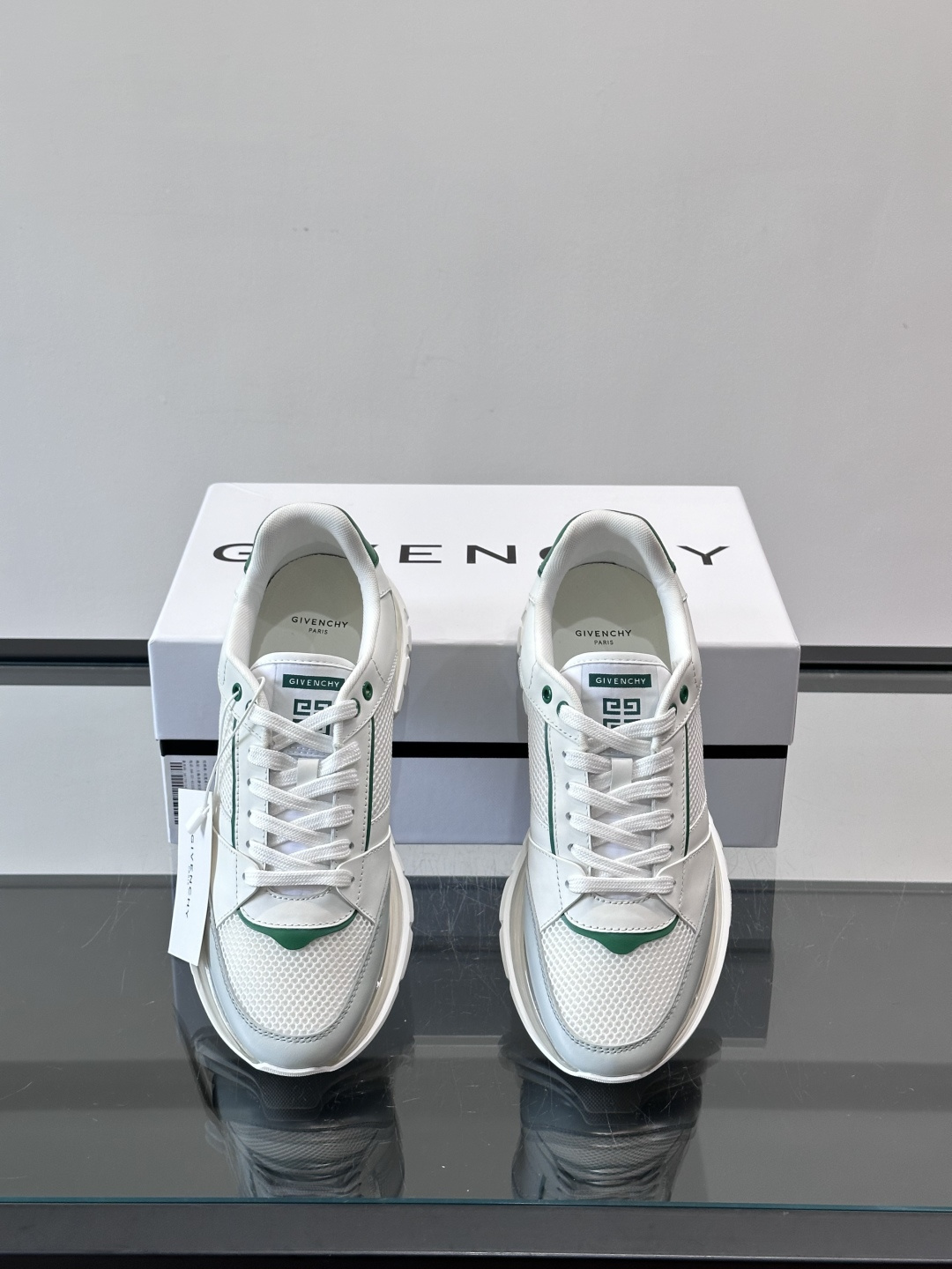 Givenchy 男士运动鞋​​👟纪梵希这款运动鞋，采用优质皮革+网布拼接，透气又有质感。透明气垫鞋底，