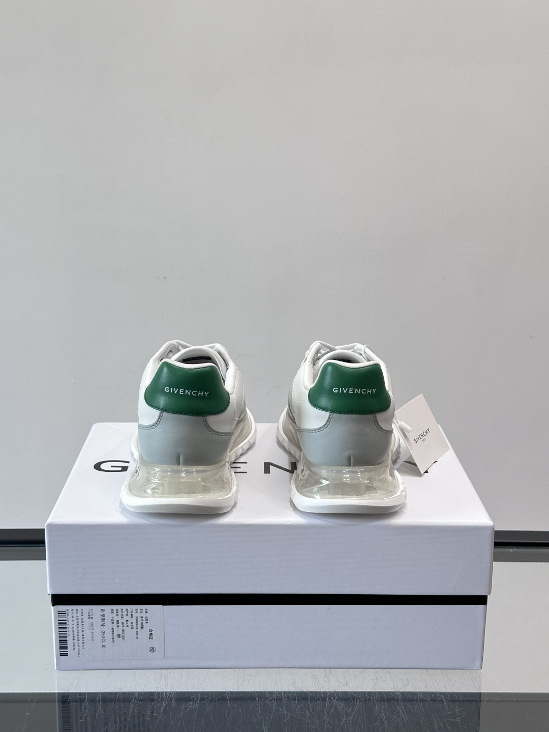Givenchy 男士运动鞋​​👟纪梵希这款运动鞋，采用优质皮革+网布拼接，透气又有质感。透明气垫鞋底，