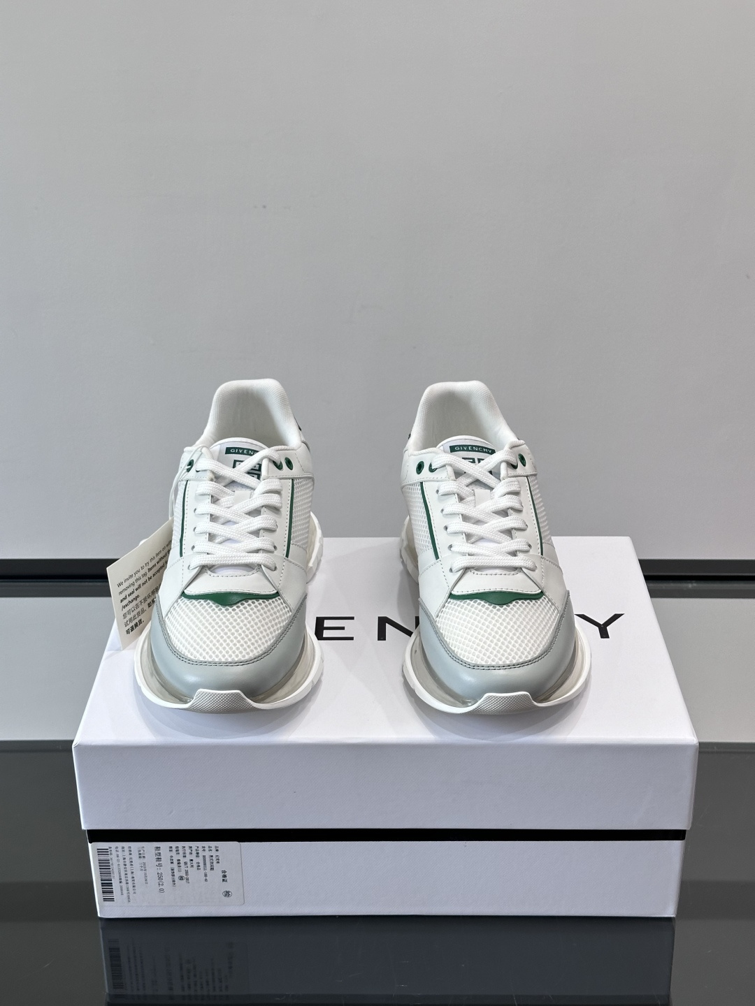 Givenchy 男士运动鞋​​👟纪梵希这款运动鞋，采用优质皮革+网布拼接，透气又有质感。透明气垫鞋底，