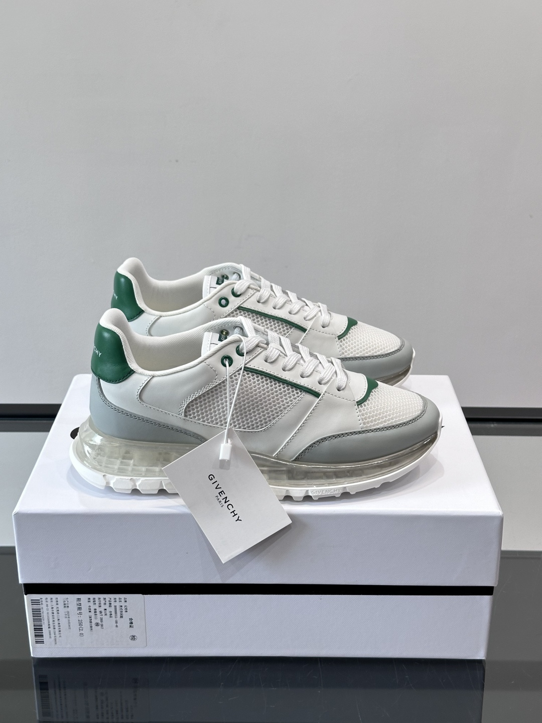 Givenchy 男士运动鞋​​👟纪梵希这款运动鞋，采用优质皮革+网布拼接，透气又有质感。透明气垫鞋底，