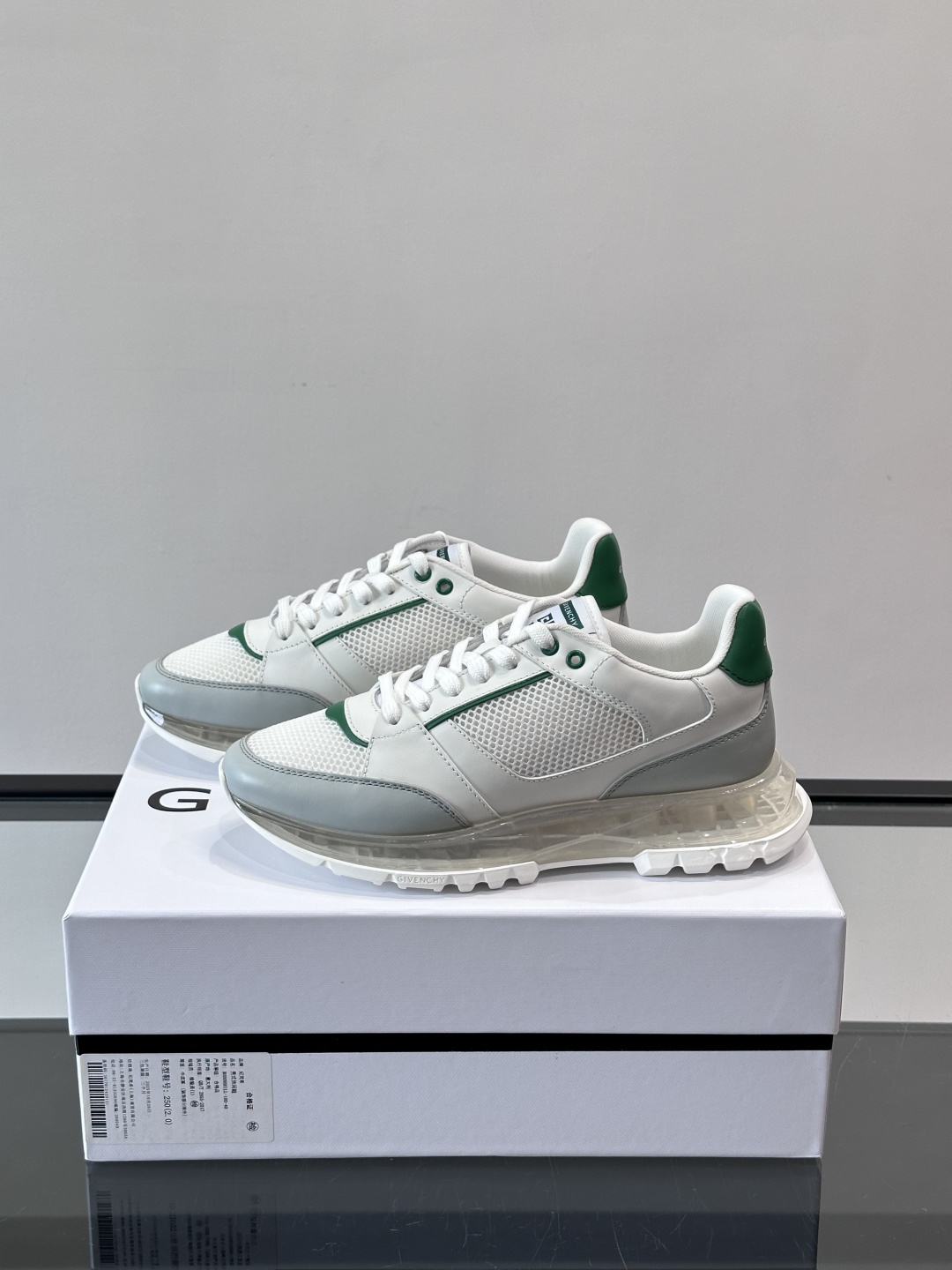 Givenchy 男士运动鞋​​👟纪梵希这款运动鞋，采用优质皮革+网布拼接，透气又有质感。透明气垫鞋底，